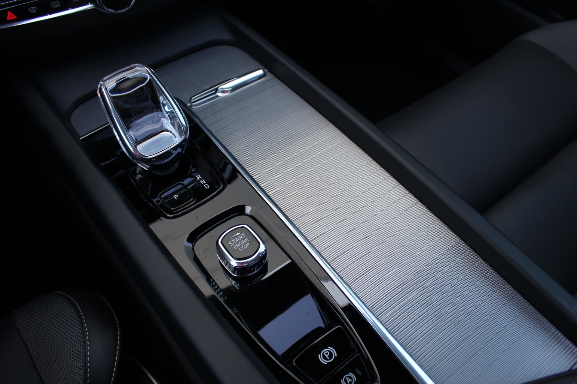 Volvo XC60 2.0 T6 PHEV Plus Black Edition thumbnail 25