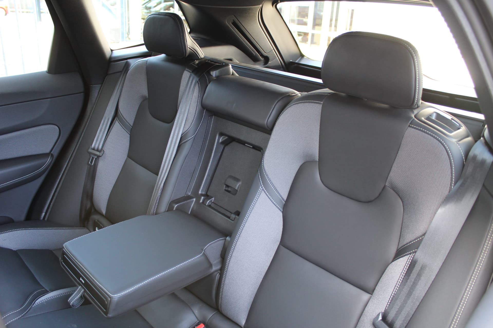 Volvo XC60 2.0 T6 PHEV Plus Black Edition thumbnail 31