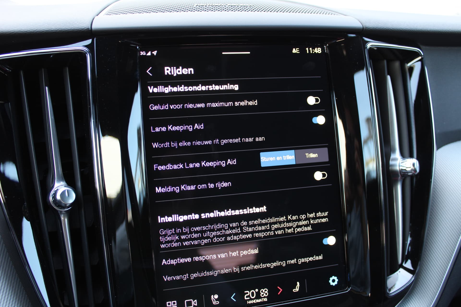 Volvo XC60 2.0 T6 PHEV Plus Black Edition thumbnail 40