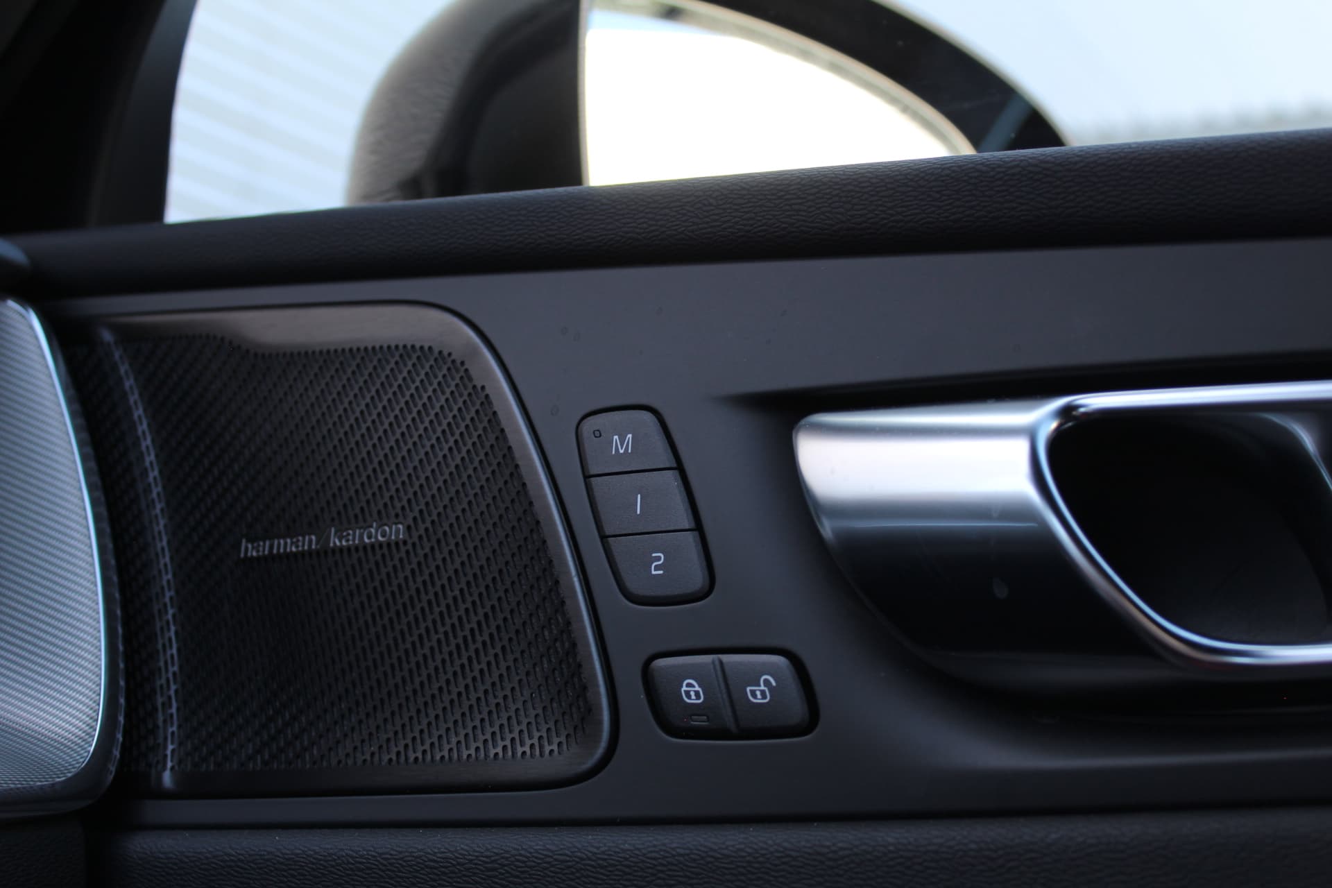 Volvo XC60 2.0 T6 PHEV Plus Black Edition thumbnail 43