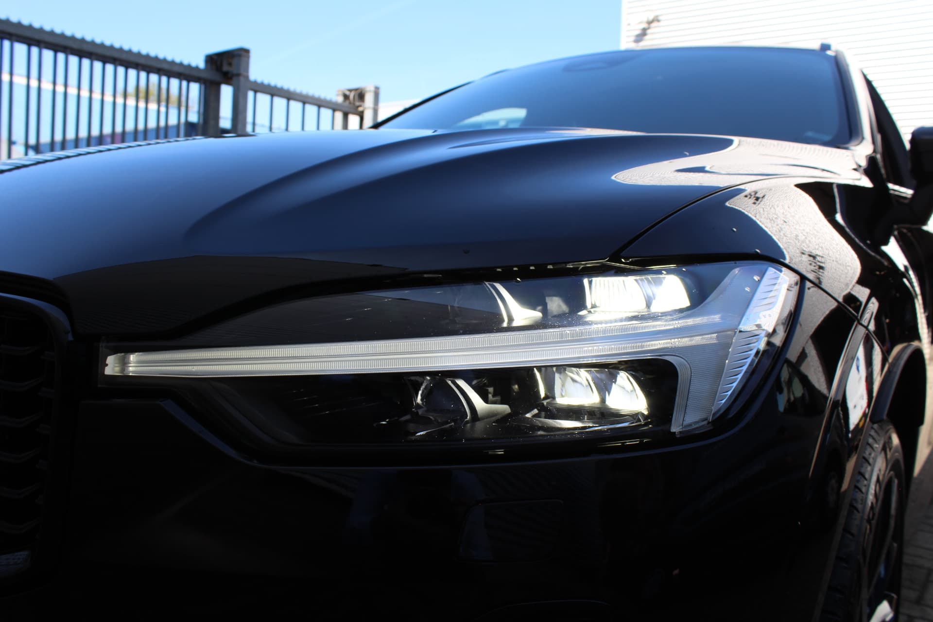 Volvo XC60 2.0 T6 PHEV Plus Black Edition thumbnail 44