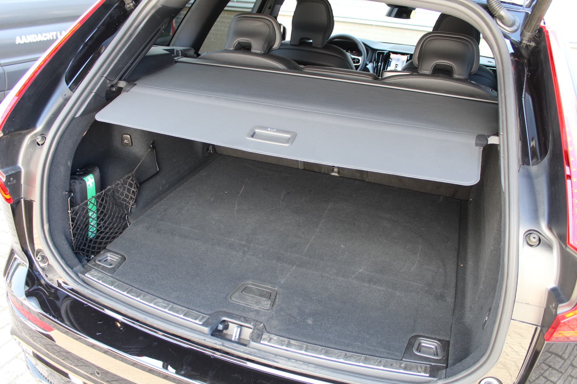 Volvo XC60 2.0 T6 PHEV Plus Black Edition thumbnail 45