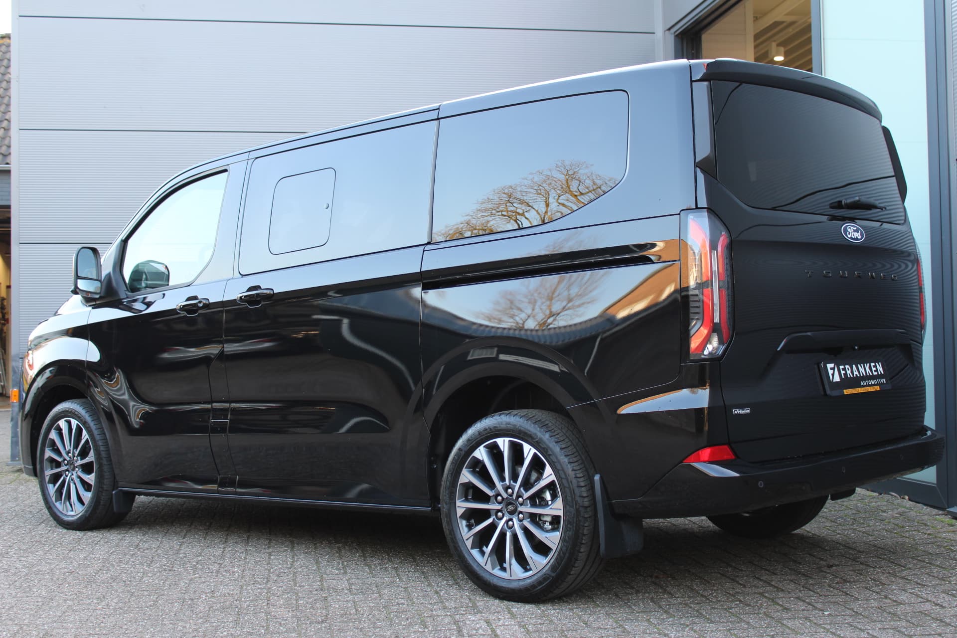 Ford Tourneo Custom PHEV L1H1 Titanium X thumbnail 3