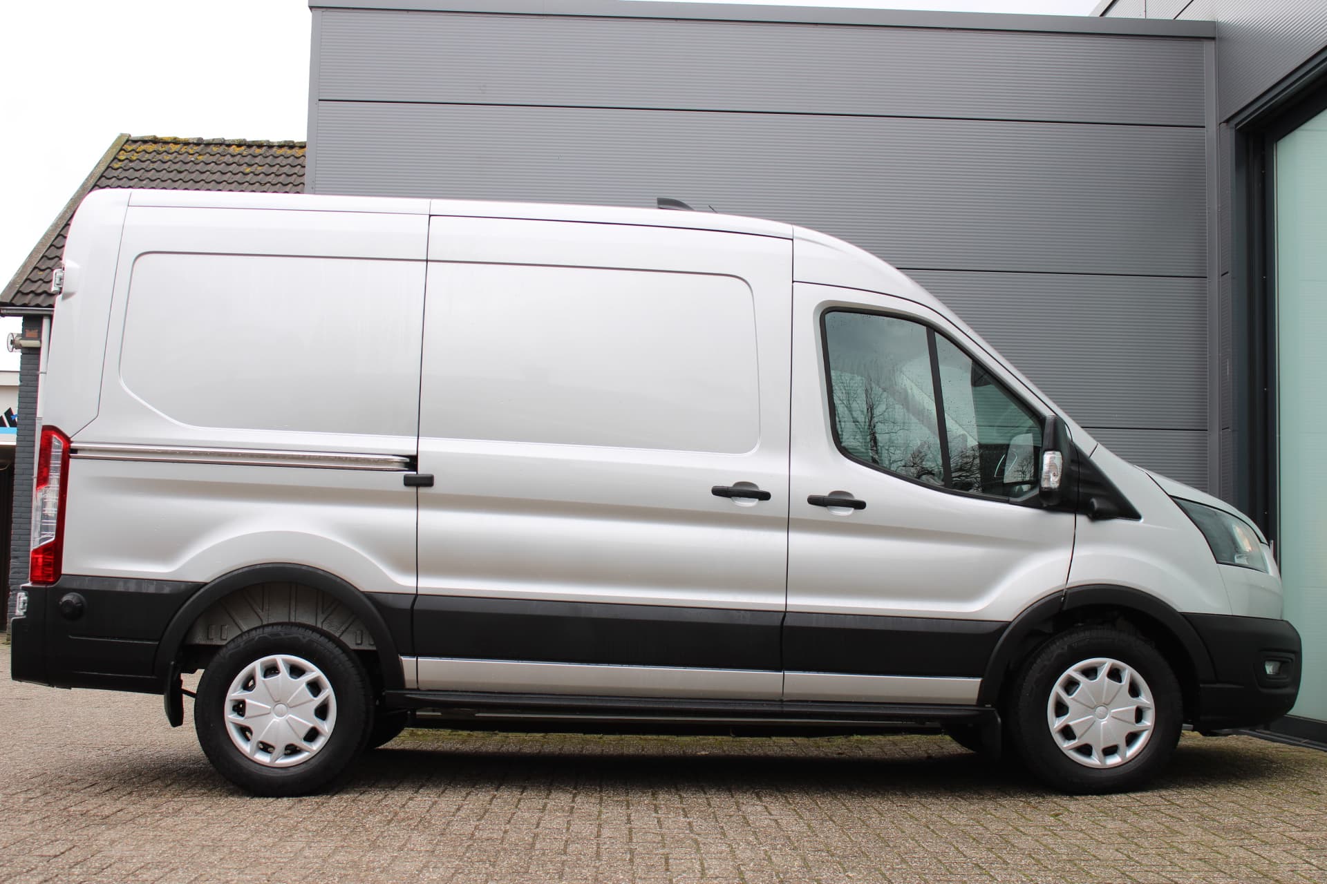 Ford Transit L2H2 170PK 330 Trend thumbnail 2