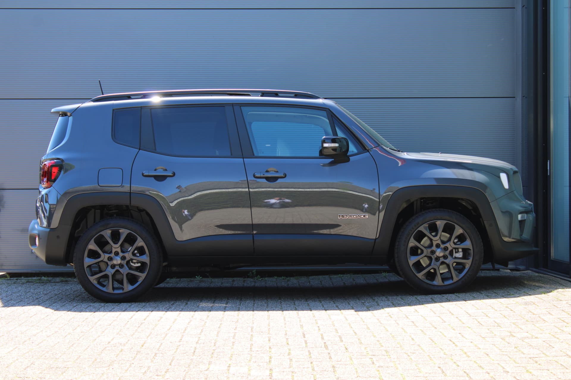 Jeep Renegade 4xe 190 Plug-in Hybrid S thumbnail 2