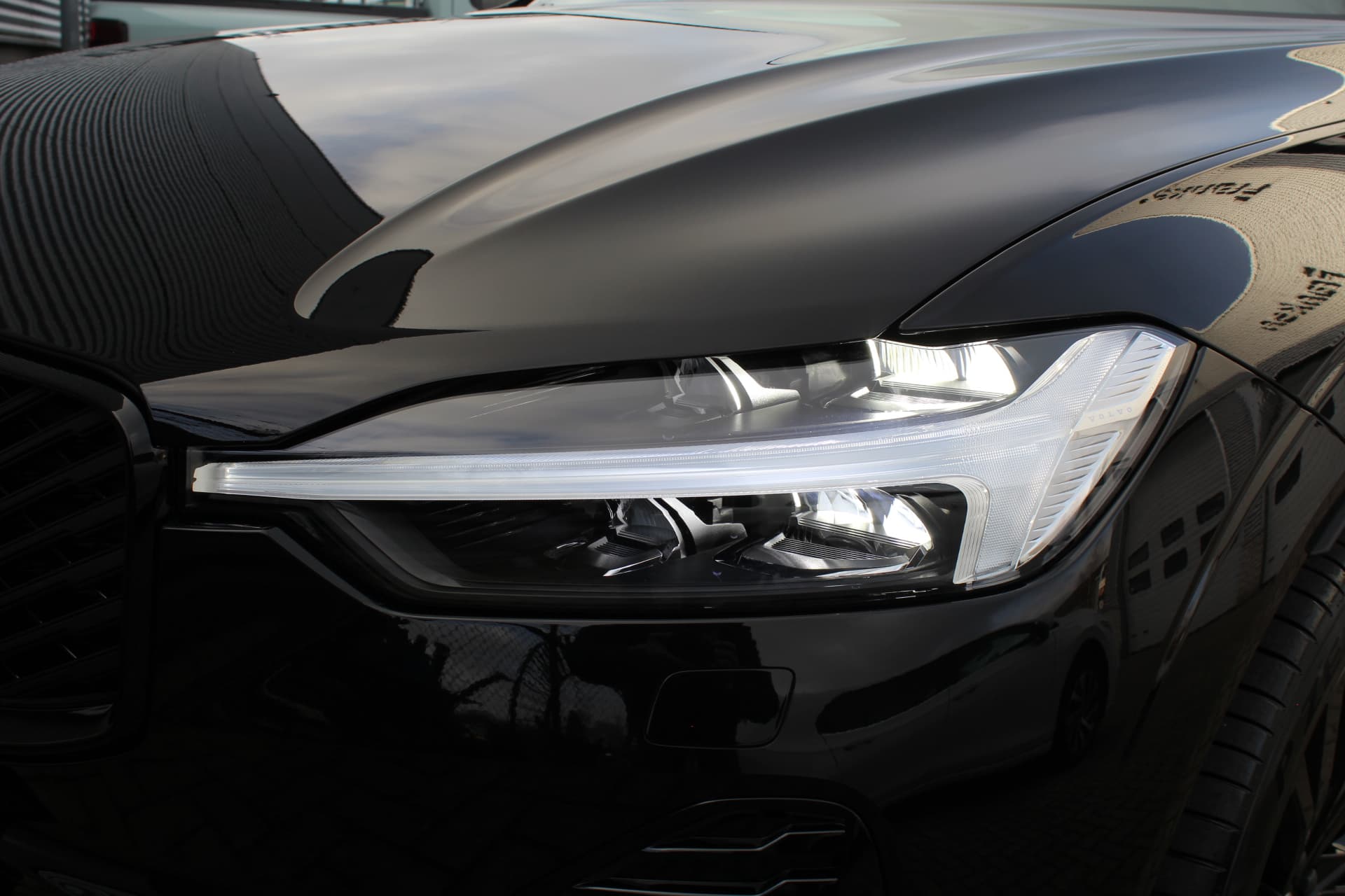 Volvo XC60 2.0 T8 Plug-in hybrid AWD Plus Black Edition thumbnail 17