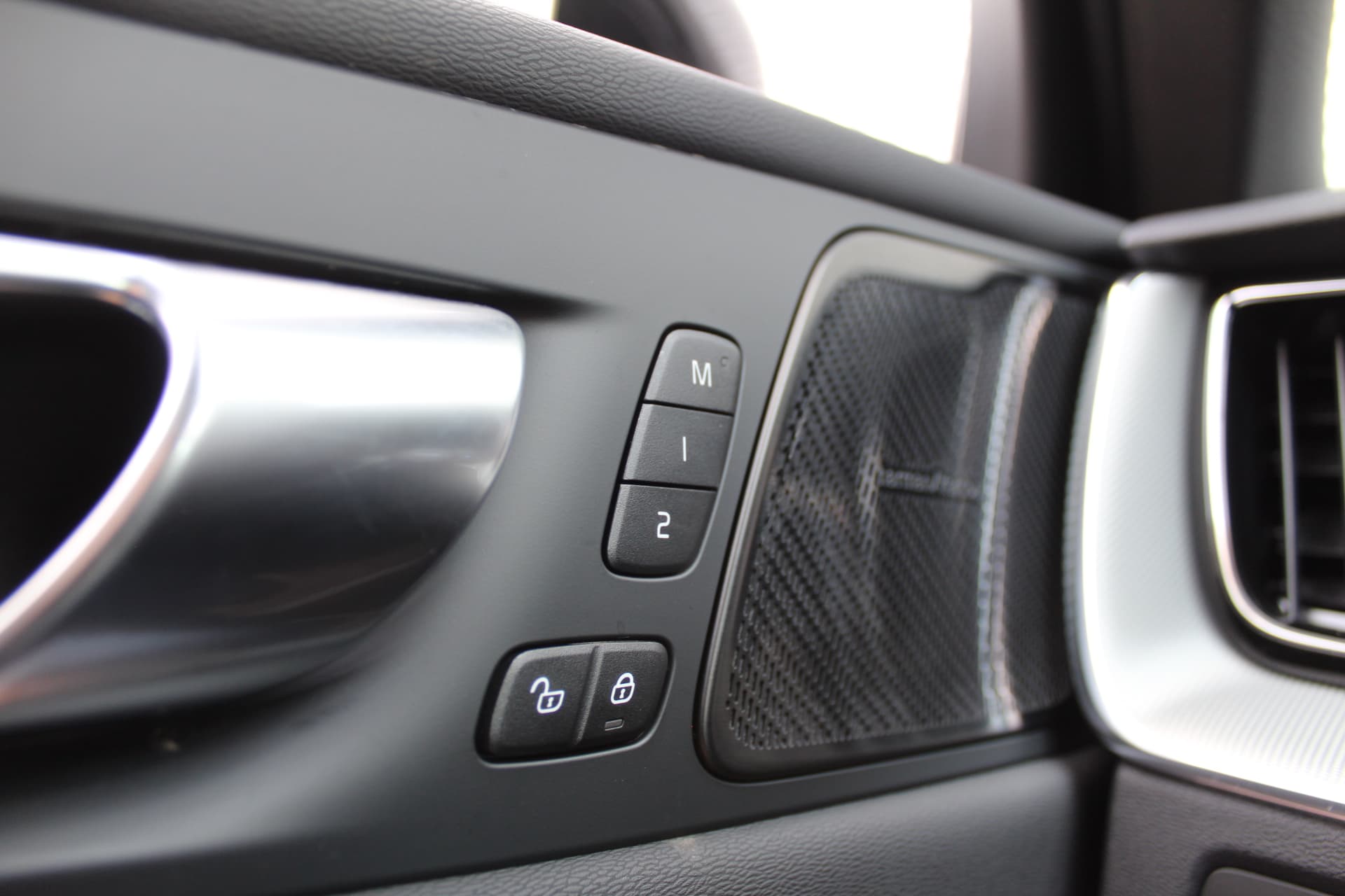 Volvo XC60 2.0 T8 Plug-in hybrid AWD Plus Black Edition thumbnail 19