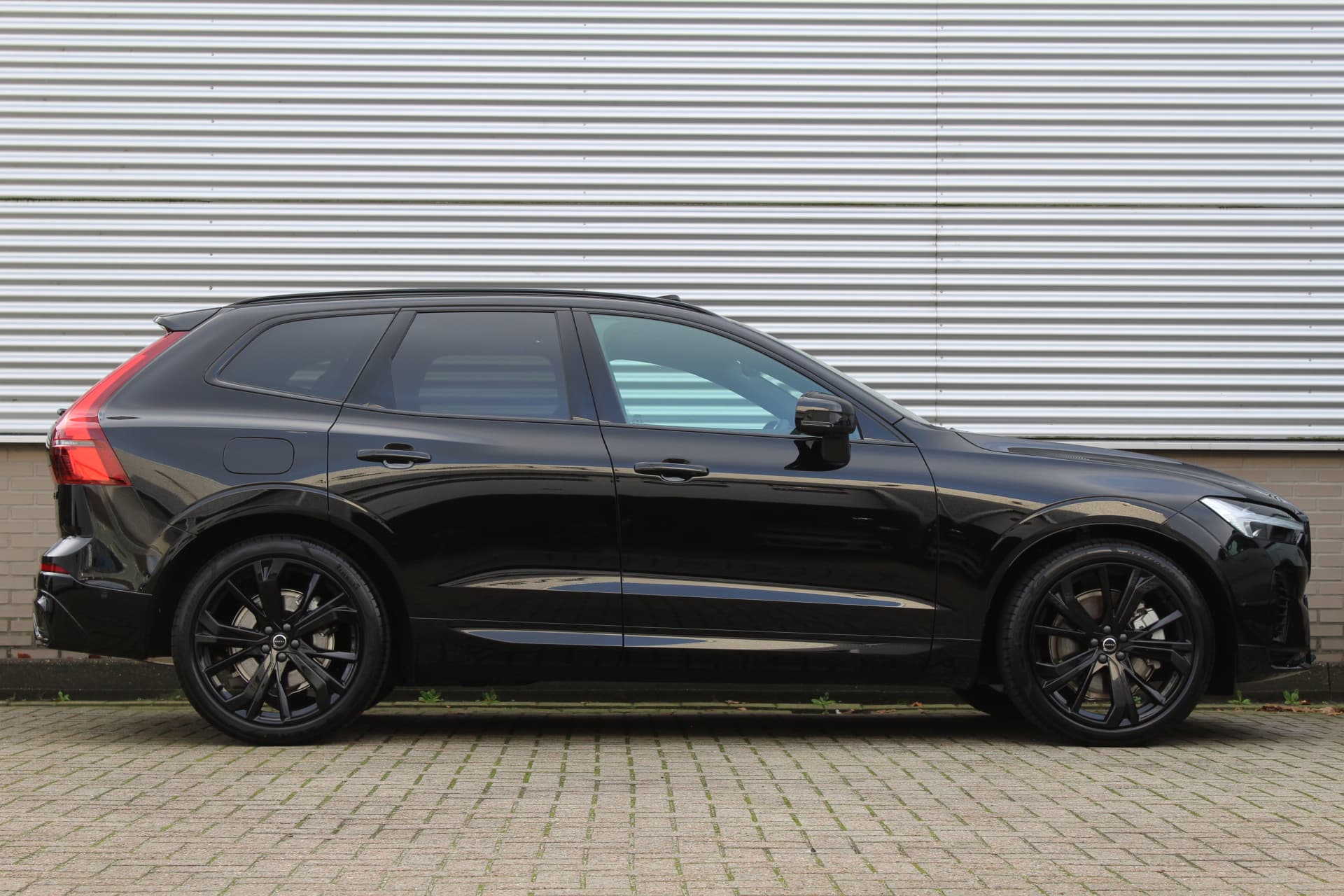 Volvo XC60 2.0 T8 Plug-in hybrid AWD Plus Black Edition thumbnail 2