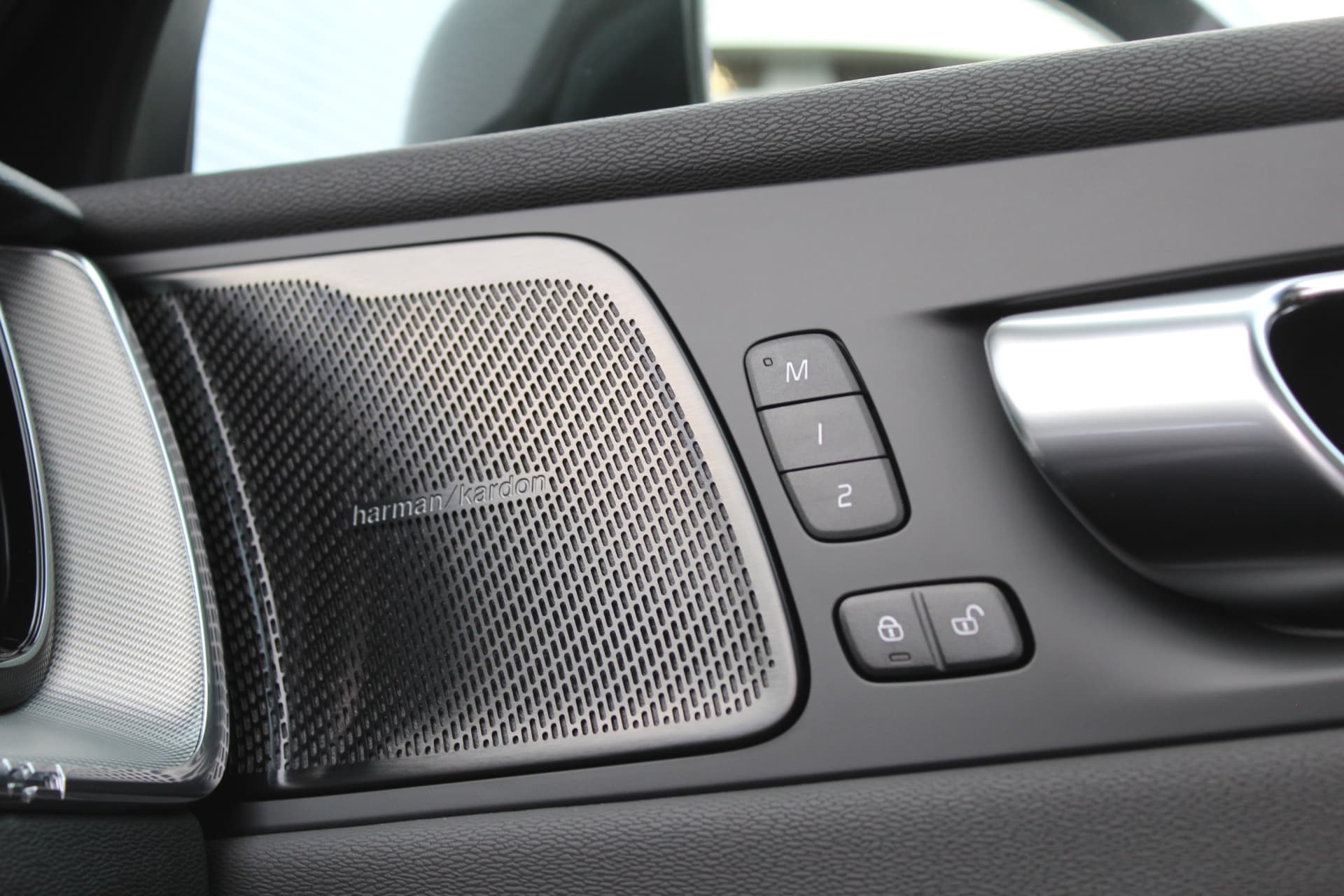 Volvo XC60 2.0 T8 Plug-in hybrid AWD Plus Black Edition thumbnail 36