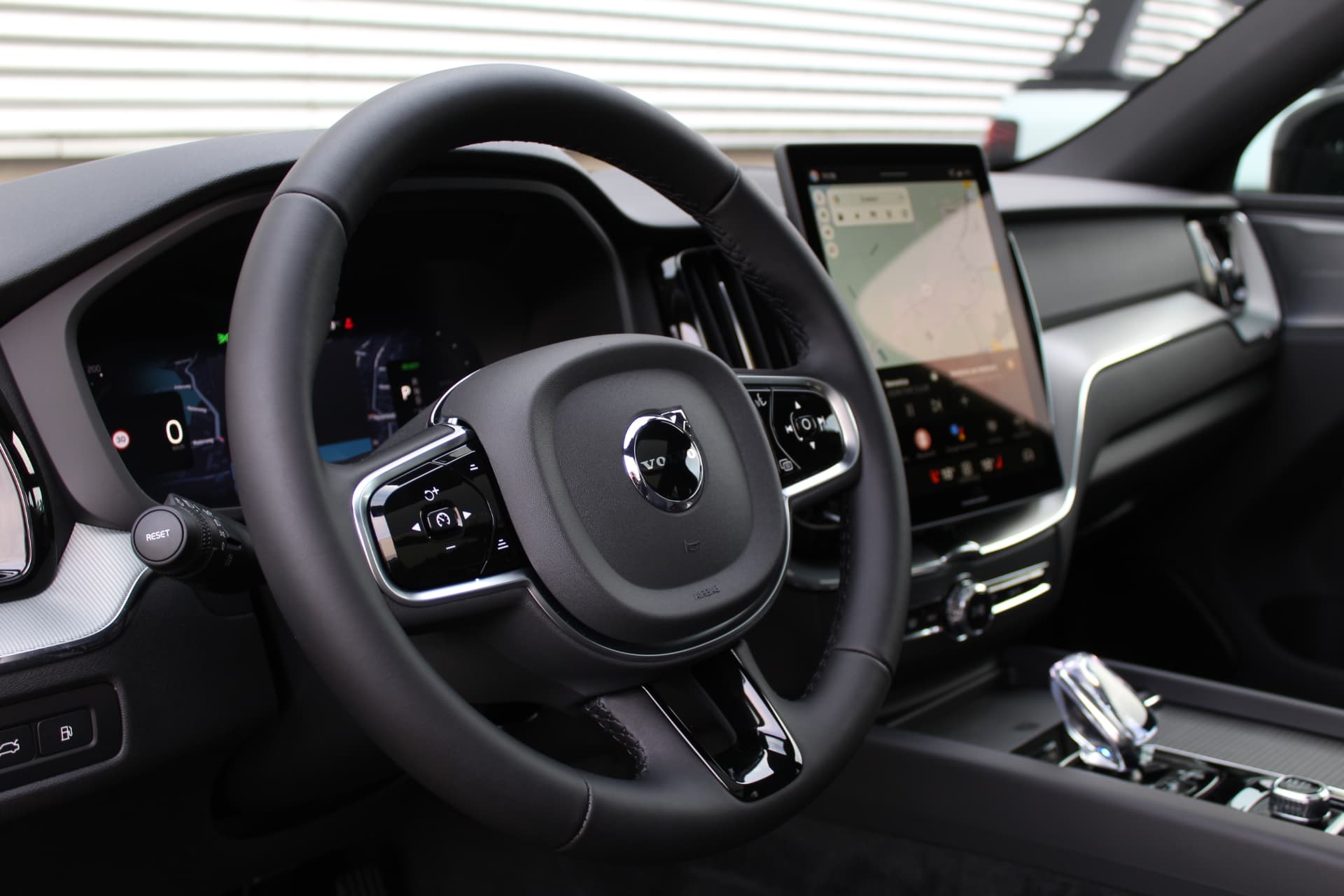 Volvo XC60 2.0 T8 Plug-in hybrid AWD Plus Black Edition thumbnail 4