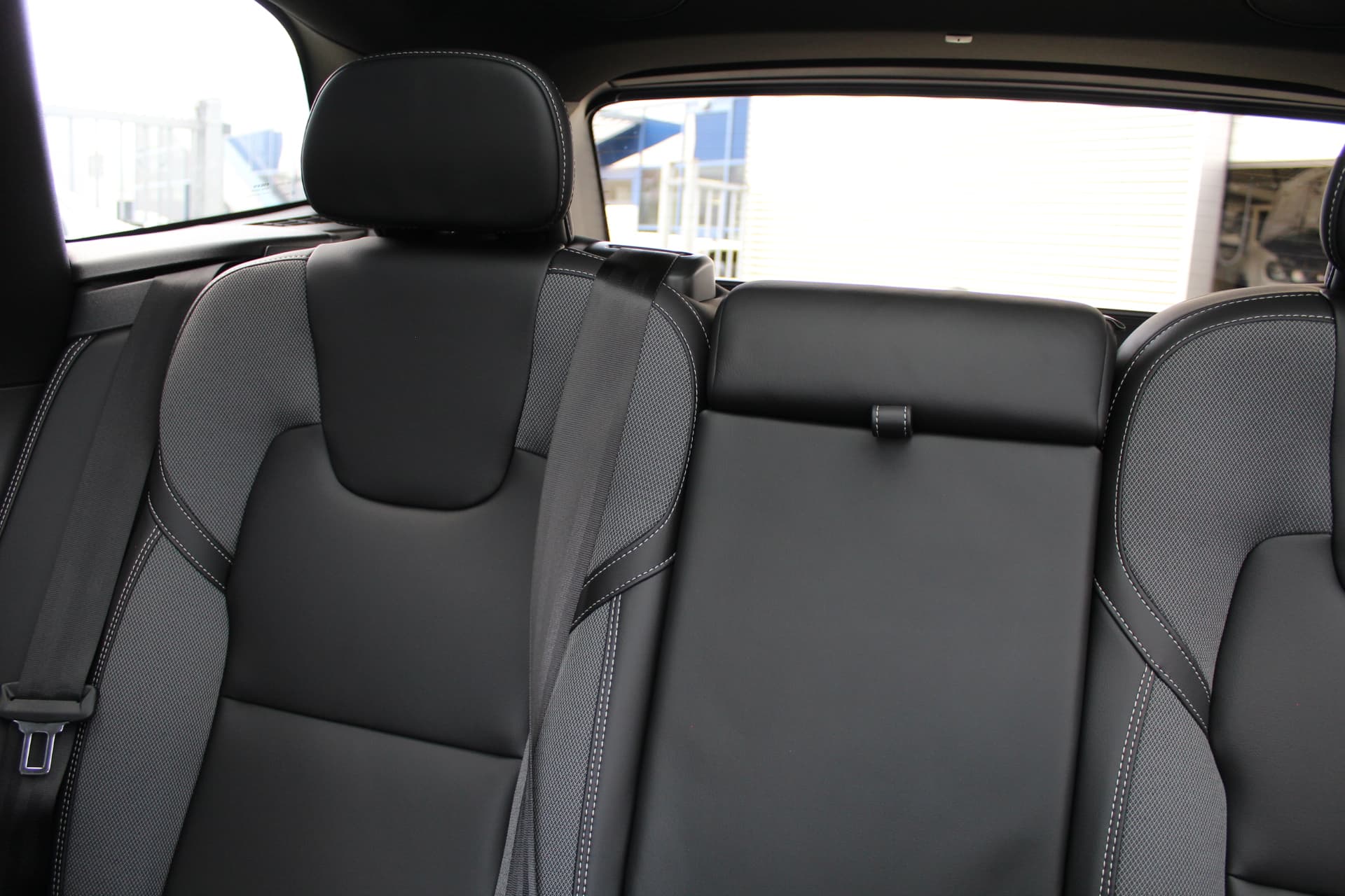 Volvo XC60 2.0 T8 Plug-in hybrid AWD Plus Black Edition thumbnail 44