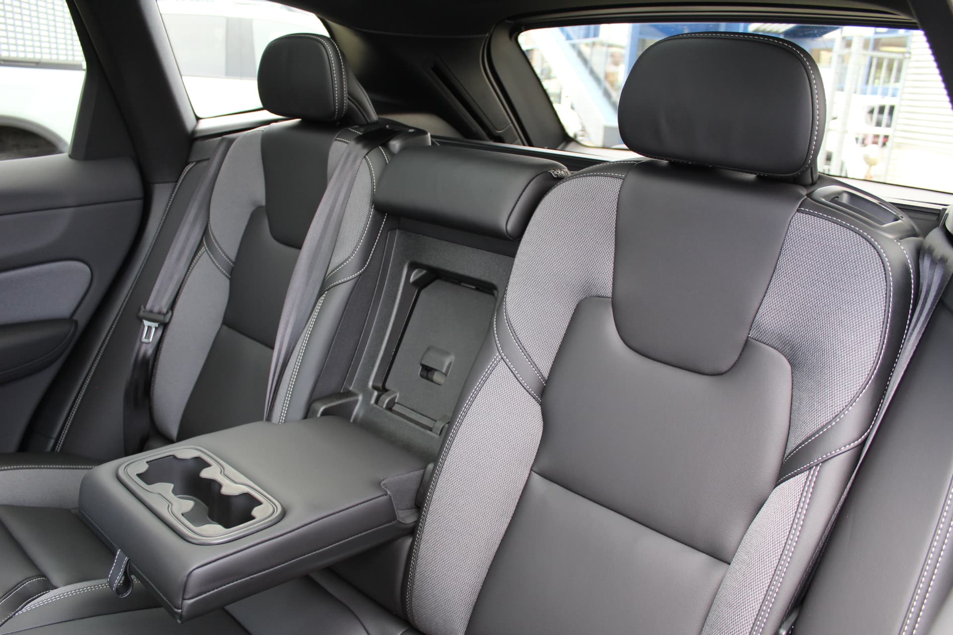 Volvo XC60 2.0 T8 Plug-in hybrid AWD Plus Black Edition thumbnail 46