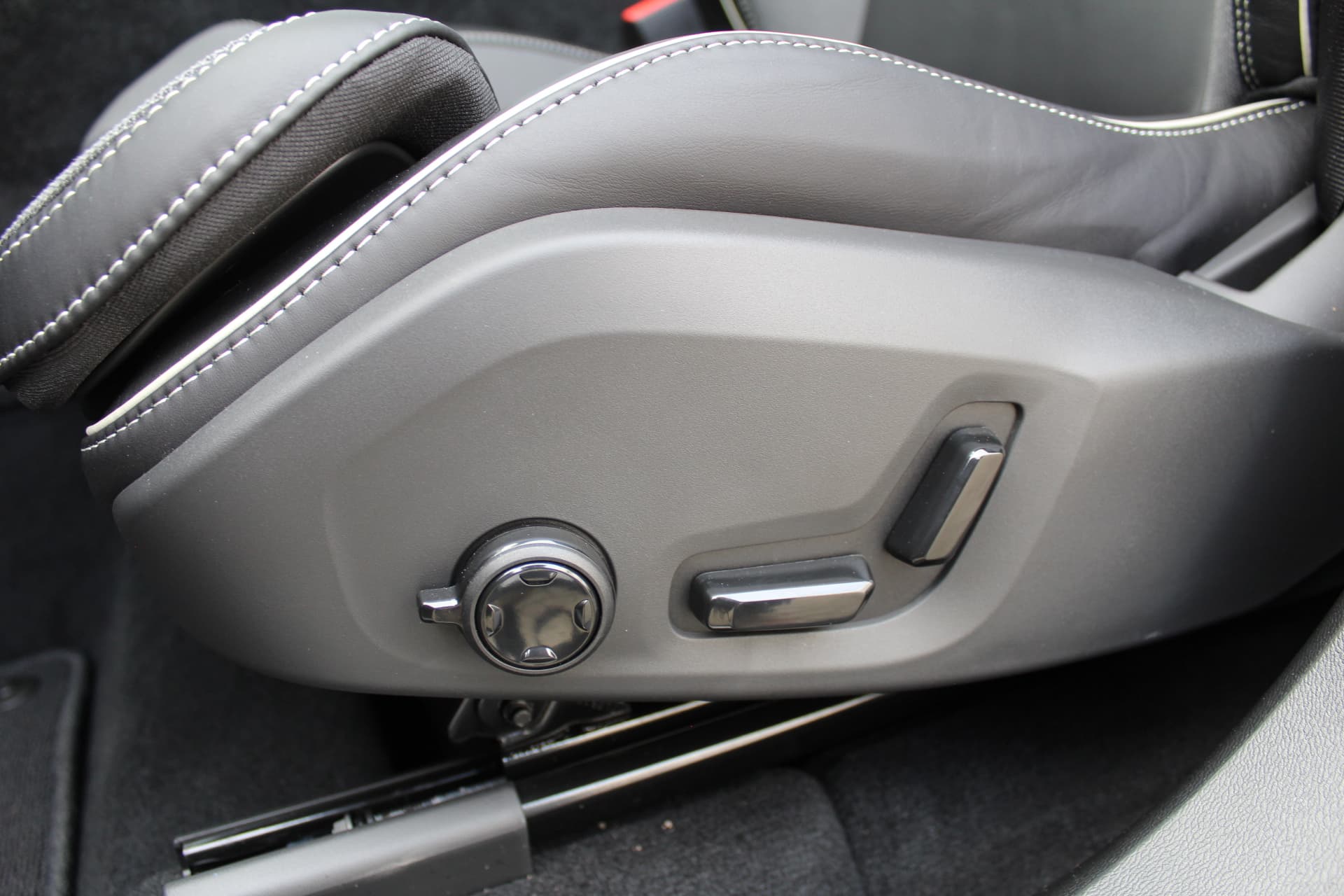 Volvo XC60 2.0 T8 Plug-in hybrid AWD Plus Black Edition thumbnail 48