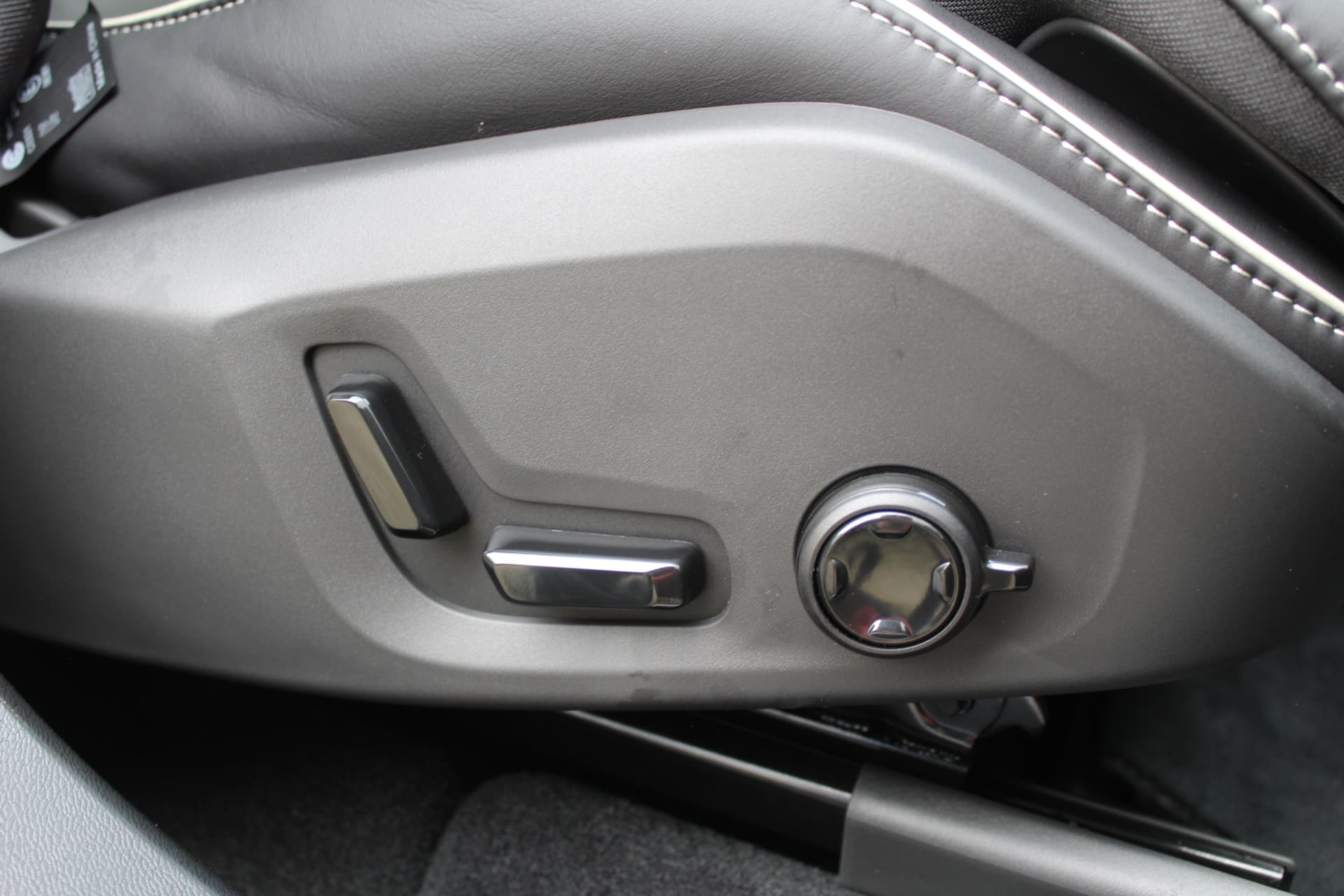 Volvo XC60 2.0 T8 Plug-in hybrid AWD Plus Black Edition thumbnail 50