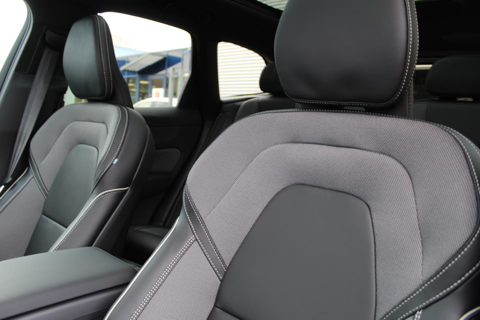 Volvo XC60 2.0 T8 Plug-in hybrid AWD Plus Black Edition thumbnail 8