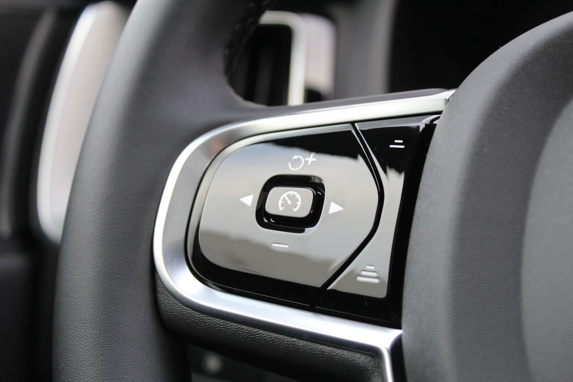 Volvo XC60 2.0 T8 Plug-in hybrid AWD Plus Black Edition thumbnail 9