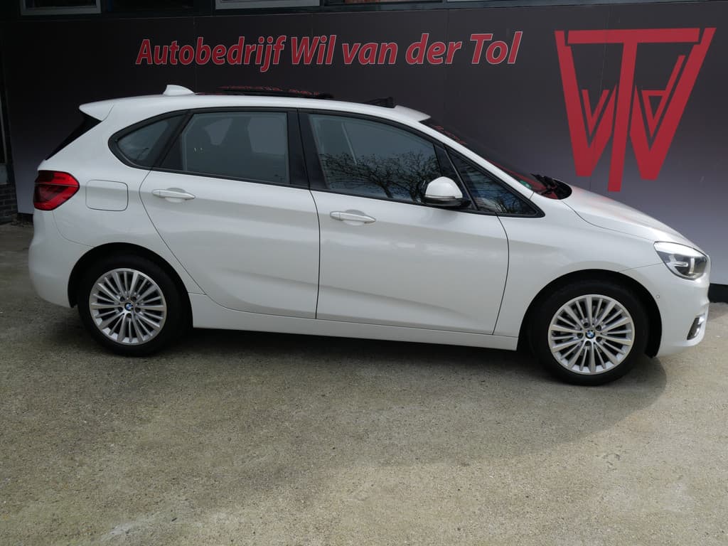 BMW 2 Serie Active Tourer 220i LUXURY | AUTOMAAT | PANORAMA | LEER | CAMERA | NAVIGATIE | 192 PK!!