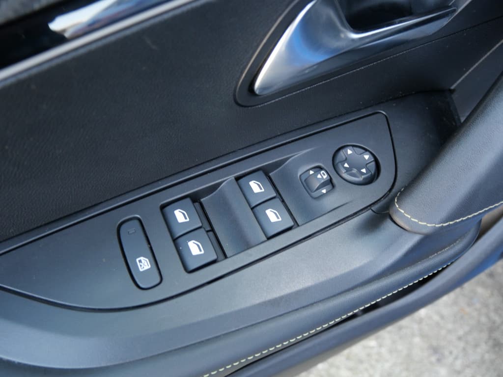 Peugeot E-2008 EV GT-PACK 50 kWh | A.C.C | 3D COCKPIT | TREKHAAK | ALCANTARA LEER!! thumbnail 23