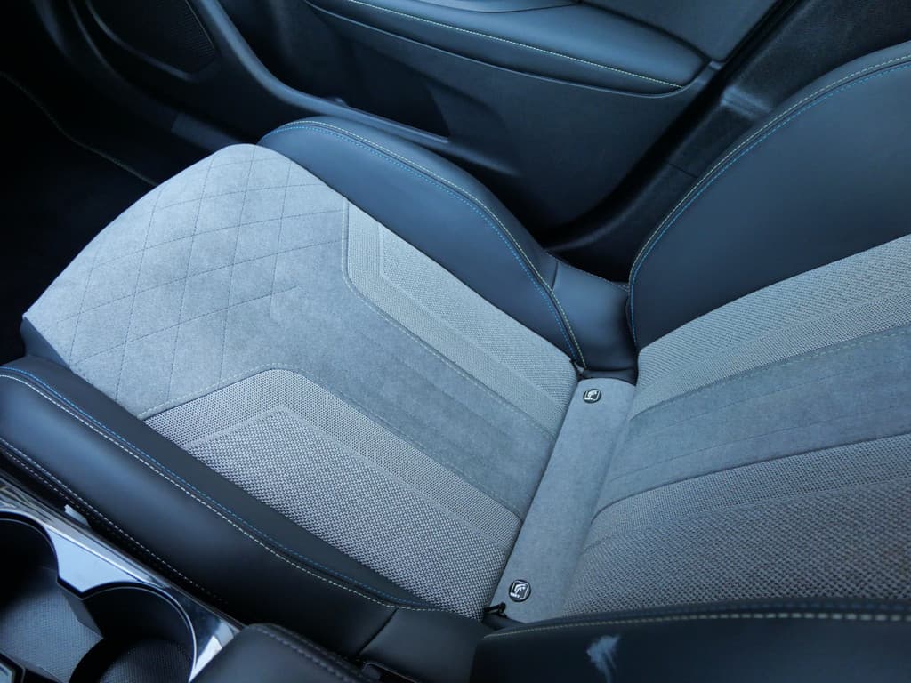 Peugeot E-2008 EV GT-PACK 50 kWh | A.C.C | 3D COCKPIT | TREKHAAK | ALCANTARA LEER!! thumbnail 24