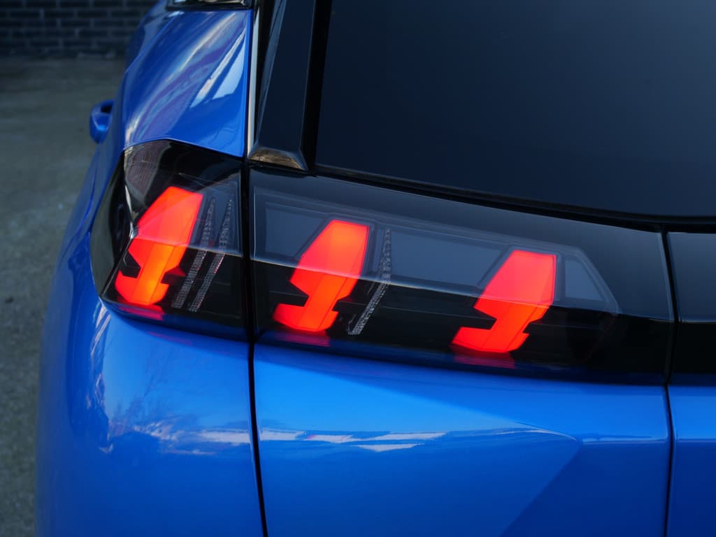 Peugeot E-2008 EV GT-PACK 50 kWh | A.C.C | 3D COCKPIT | TREKHAAK | ALCANTARA LEER!! thumbnail 13