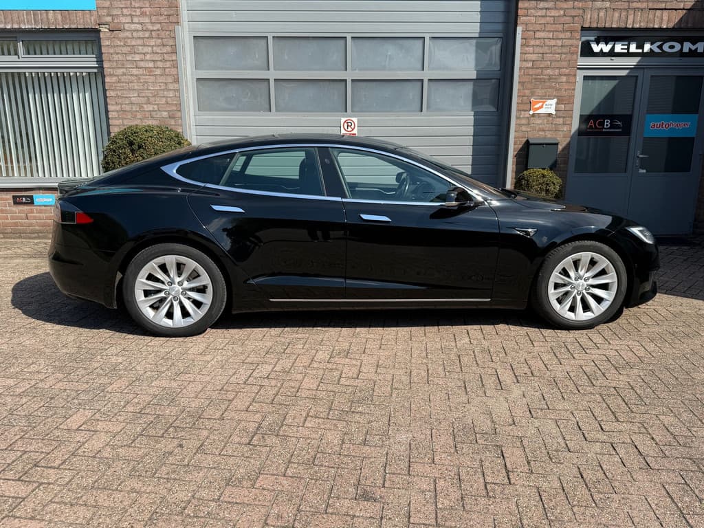 Tesla Model S thumbnail 2