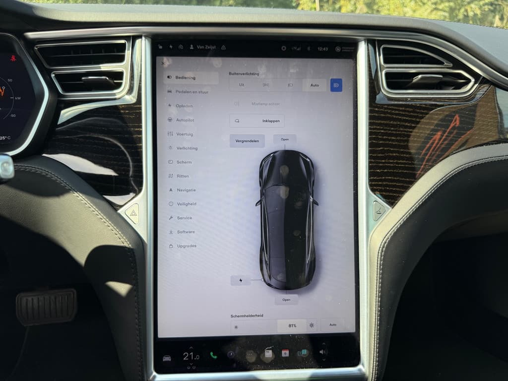 Tesla Model S thumbnail 22