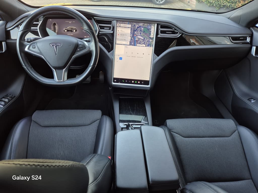 Tesla Model S thumbnail 4