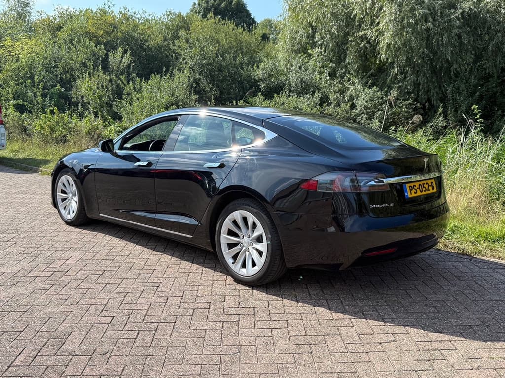 Tesla Model S thumbnail 5