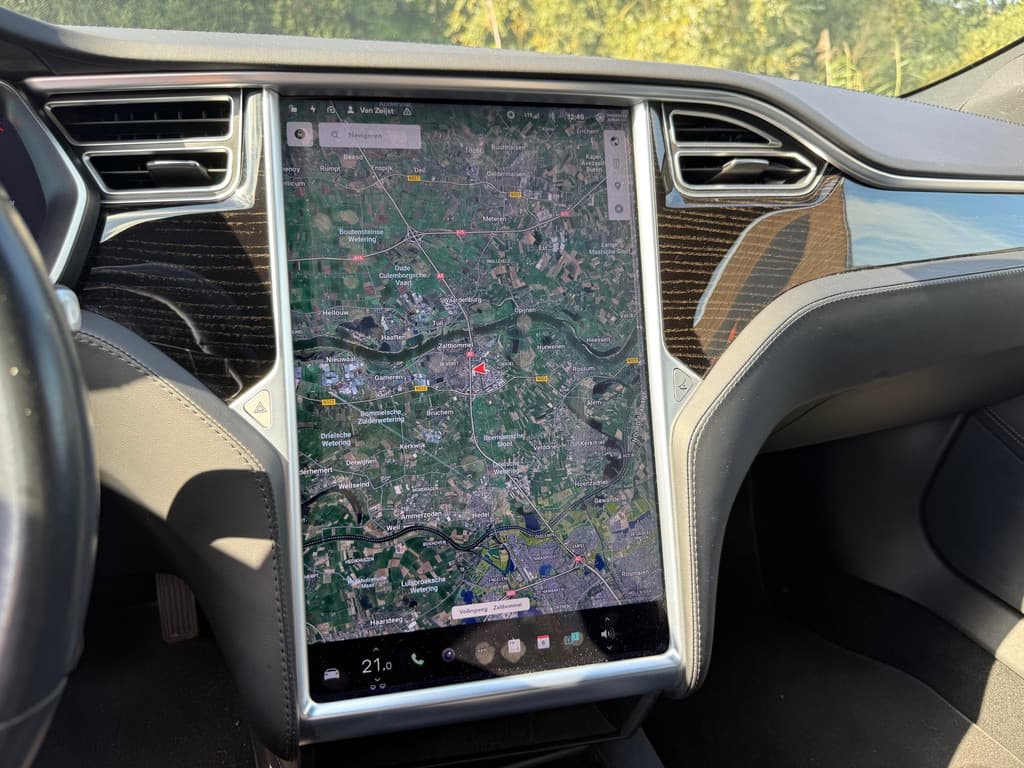 Tesla Model S thumbnail 6