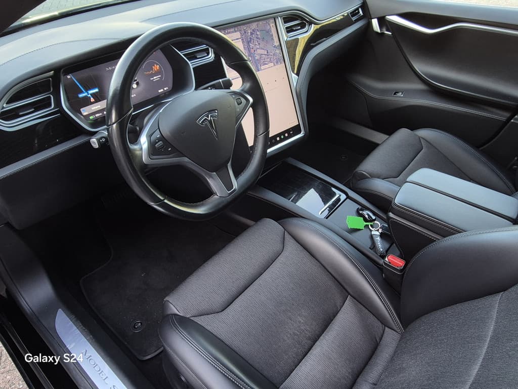 Tesla Model S thumbnail 10