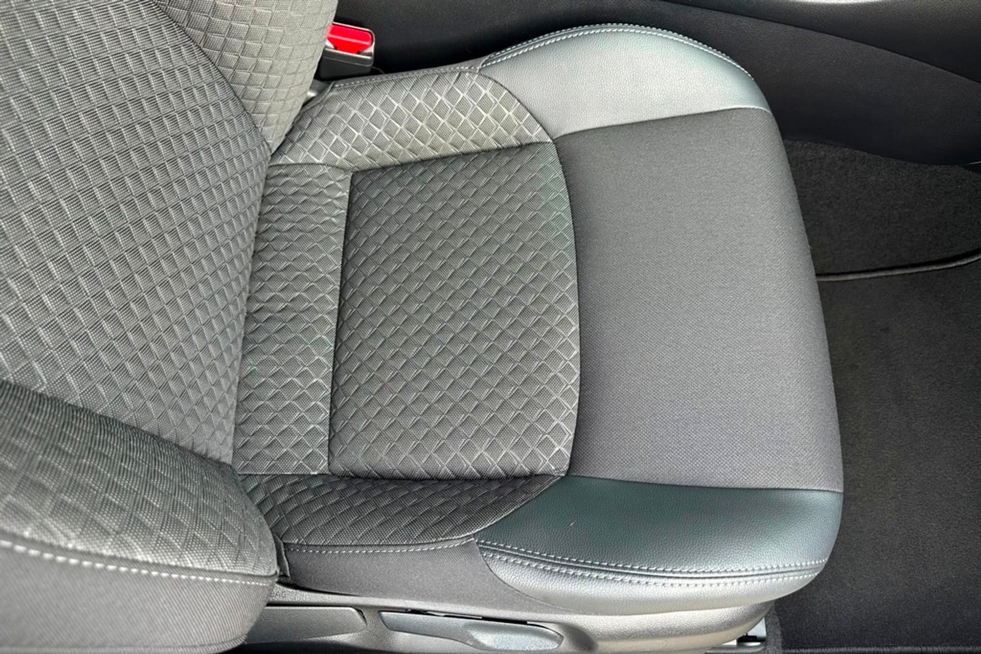 Toyota C-HR 1.8 Hybrid Bi-Tone Winter- +Safety-pakket thumbnail 15