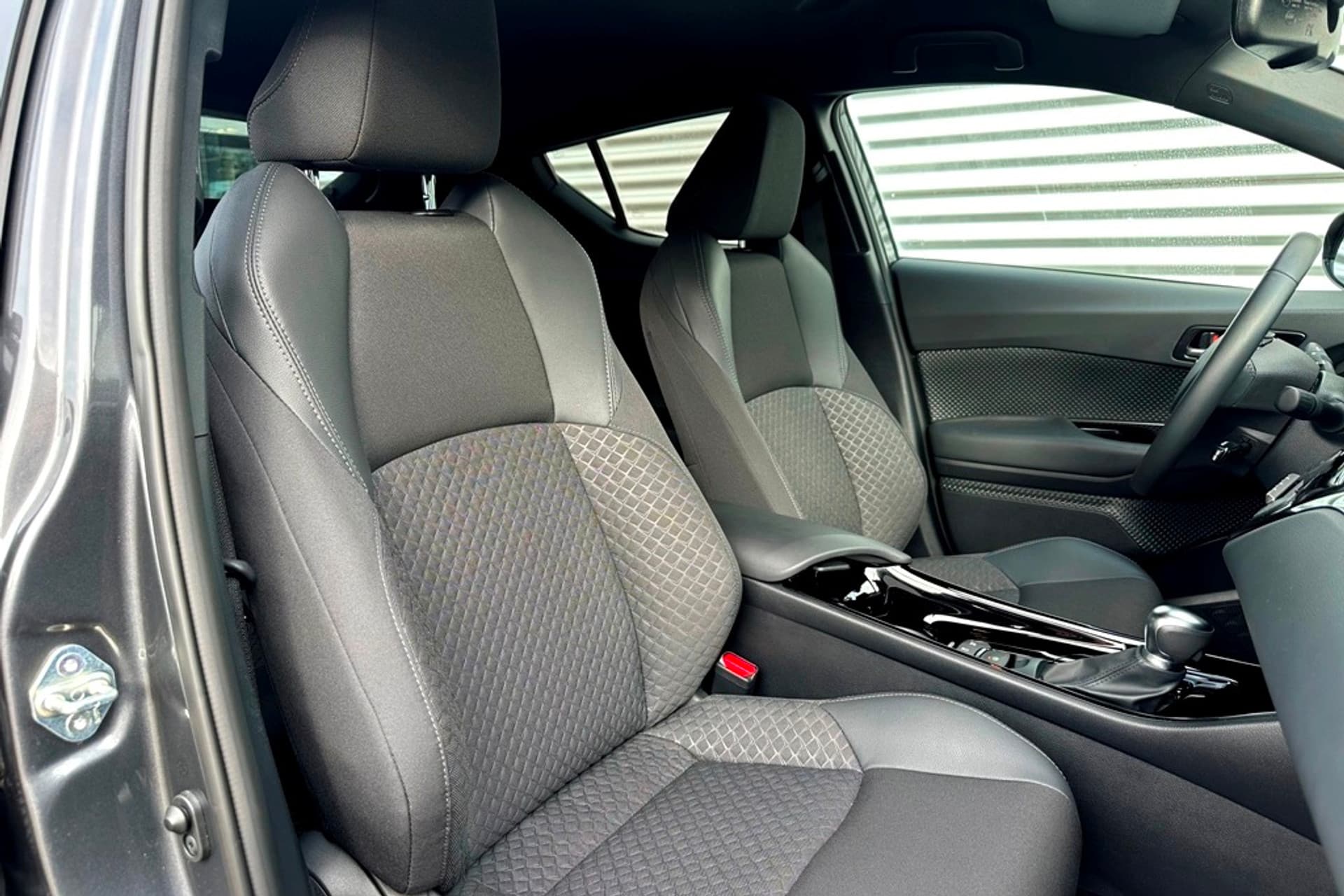 Toyota C-HR 1.8 Hybrid Bi-Tone Winter- +Safety-pakket thumbnail 14