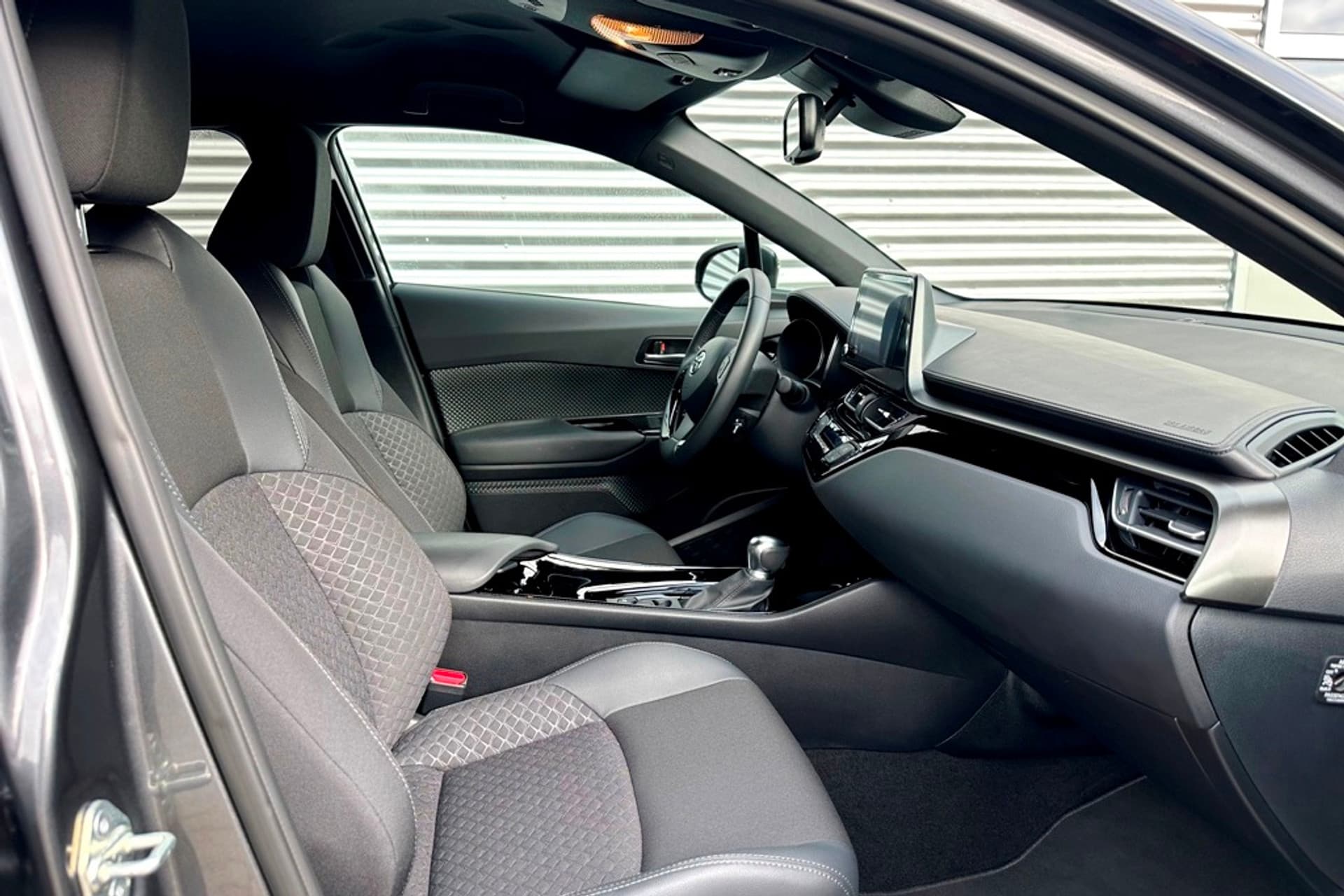 Toyota C-HR 1.8 Hybrid Bi-Tone Winter- +Safety-pakket thumbnail 4