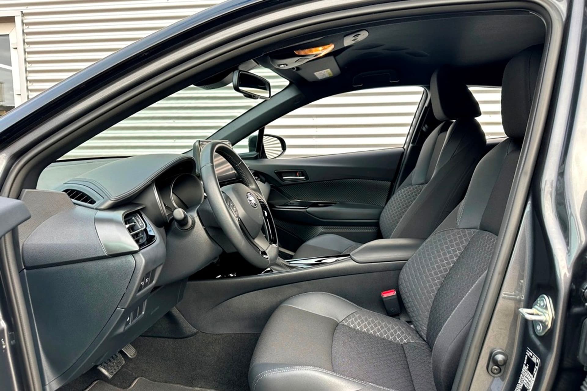 Toyota C-HR 1.8 Hybrid Bi-Tone Winter- +Safety-pakket thumbnail 5