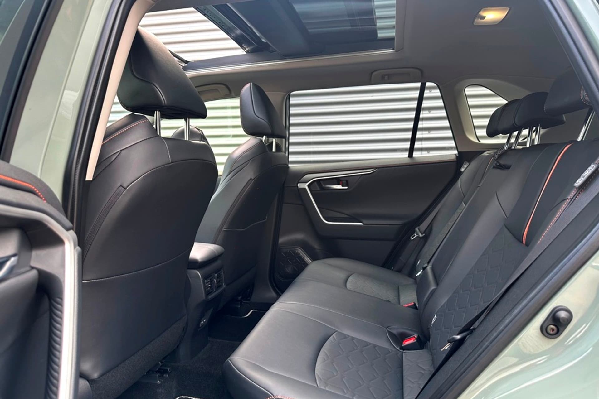 Toyota RAV4 2.5 Hybrid AWD Ulitmate Adventure Panoramad. thumbnail 19