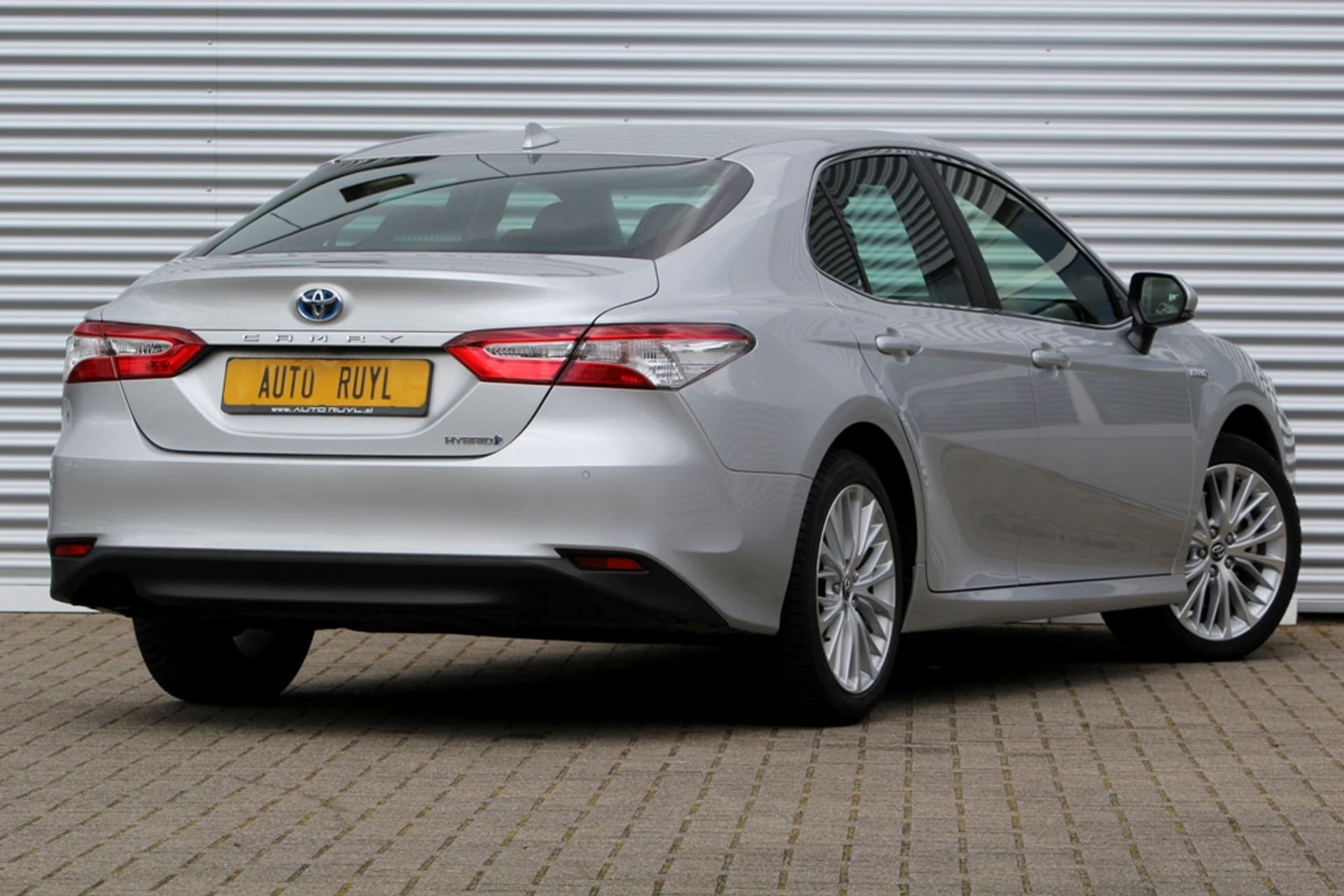 Toyota Camry 2.5 Hybrid Dynamic thumbnail 2