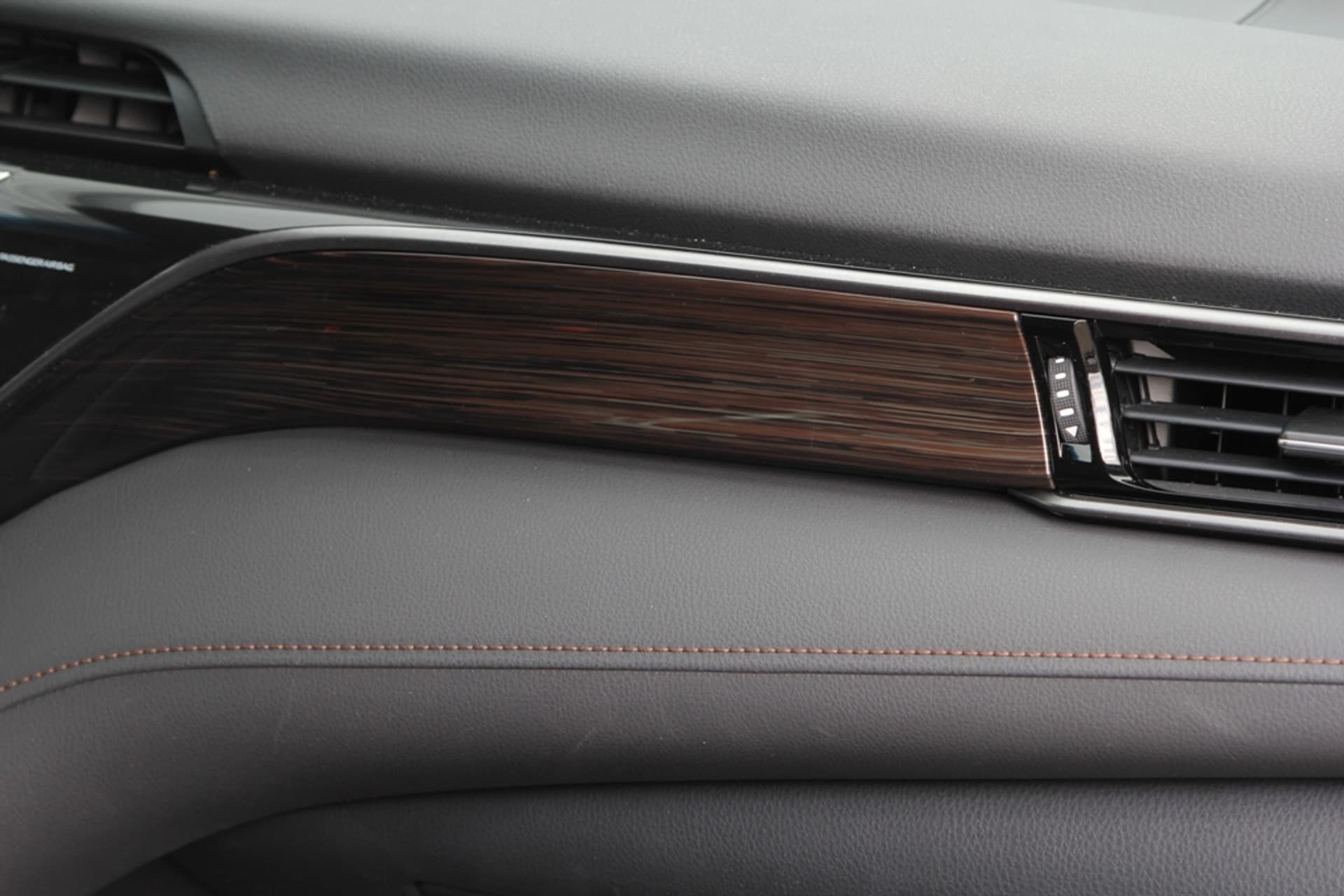 Toyota Camry 2.5 Hybrid Dynamic thumbnail 17