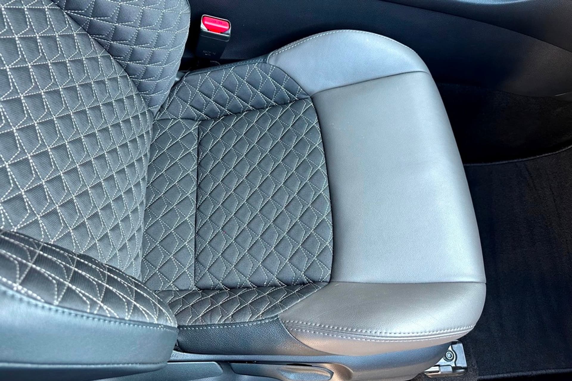 Toyota C-HR 1.8 Hybrid Style Bi-Tone Carplay / Safety Pakket / Navi thumbnail 14