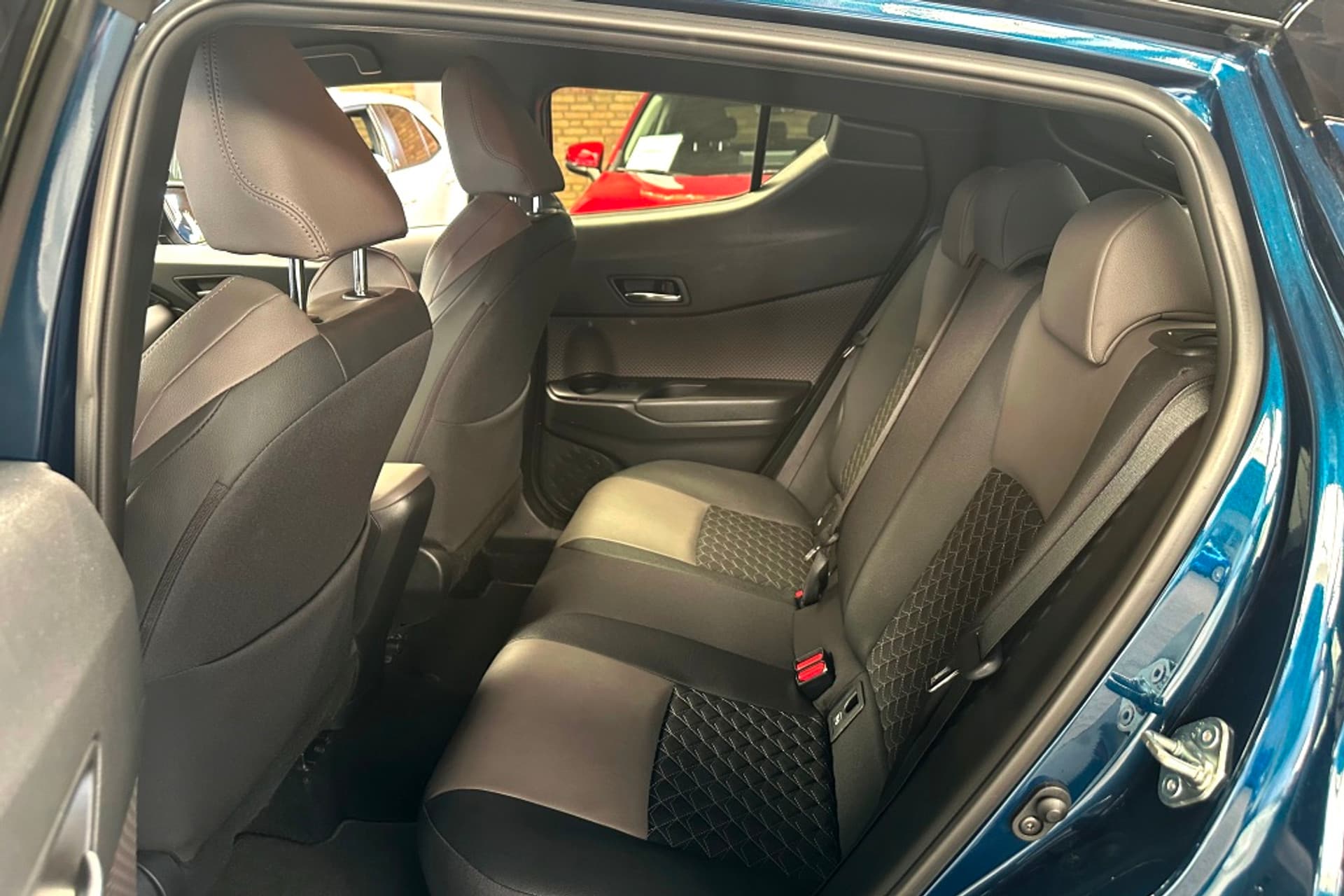 Toyota C-HR 1.8 Hybrid Style Bi-Tone Carplay / Safety Pakket / Navi thumbnail 16