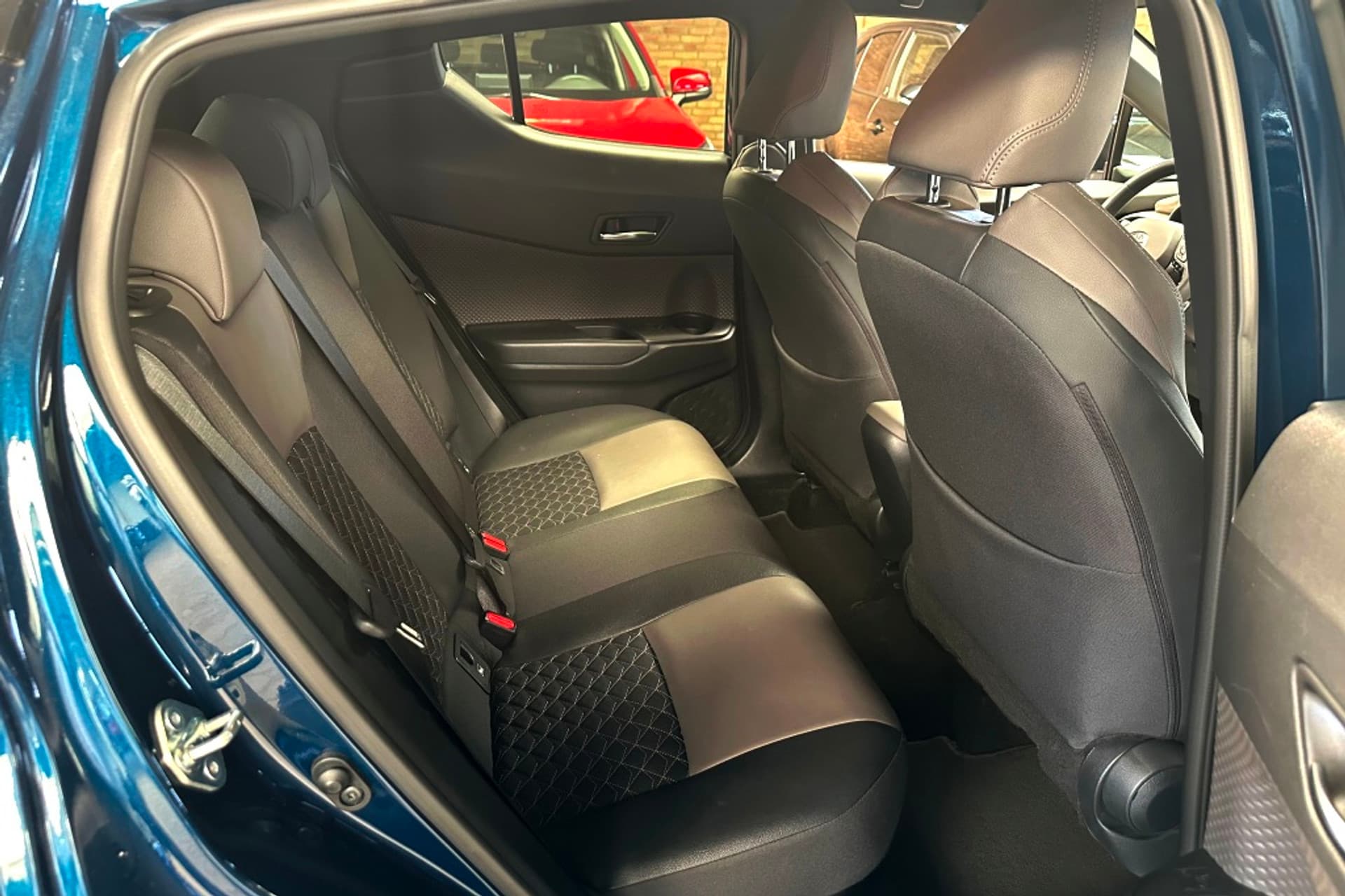 Toyota C-HR 1.8 Hybrid Style Bi-Tone Carplay / Safety Pakket / Navi thumbnail 17