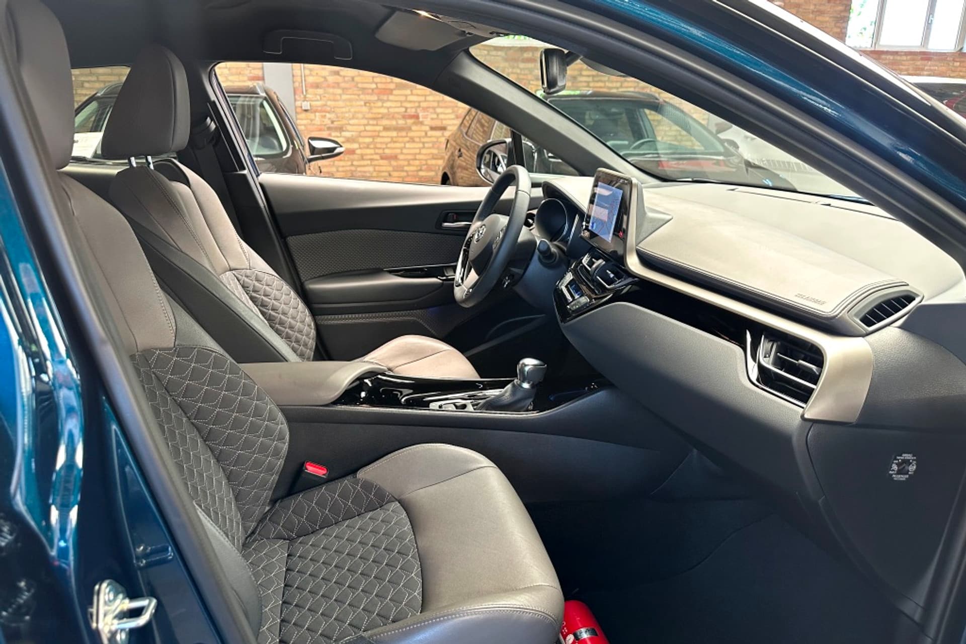 Toyota C-HR 1.8 Hybrid Style Bi-Tone Carplay / Safety Pakket / Navi thumbnail 4