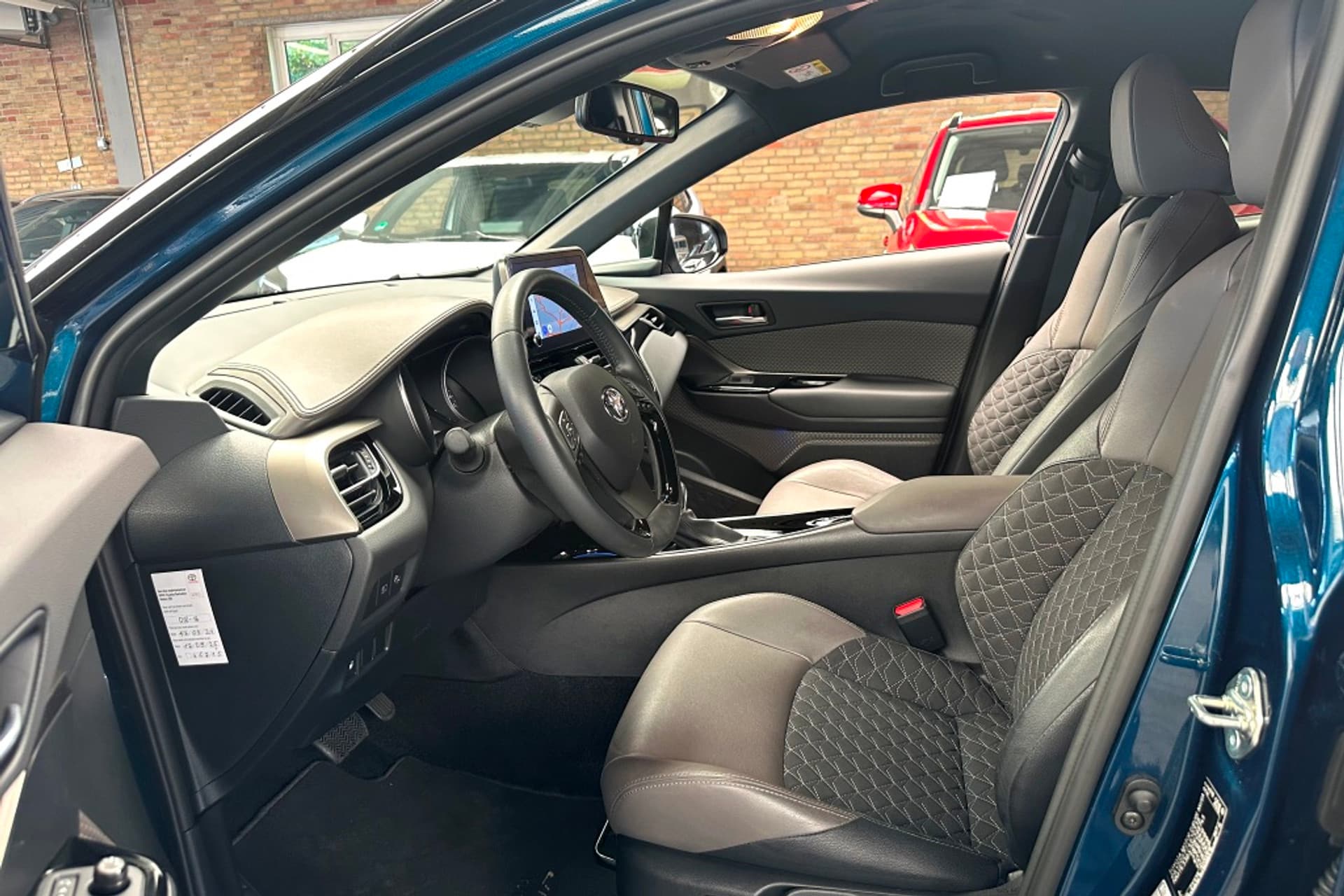 Toyota C-HR 1.8 Hybrid Style Bi-Tone Carplay / Safety Pakket / Navi thumbnail 5