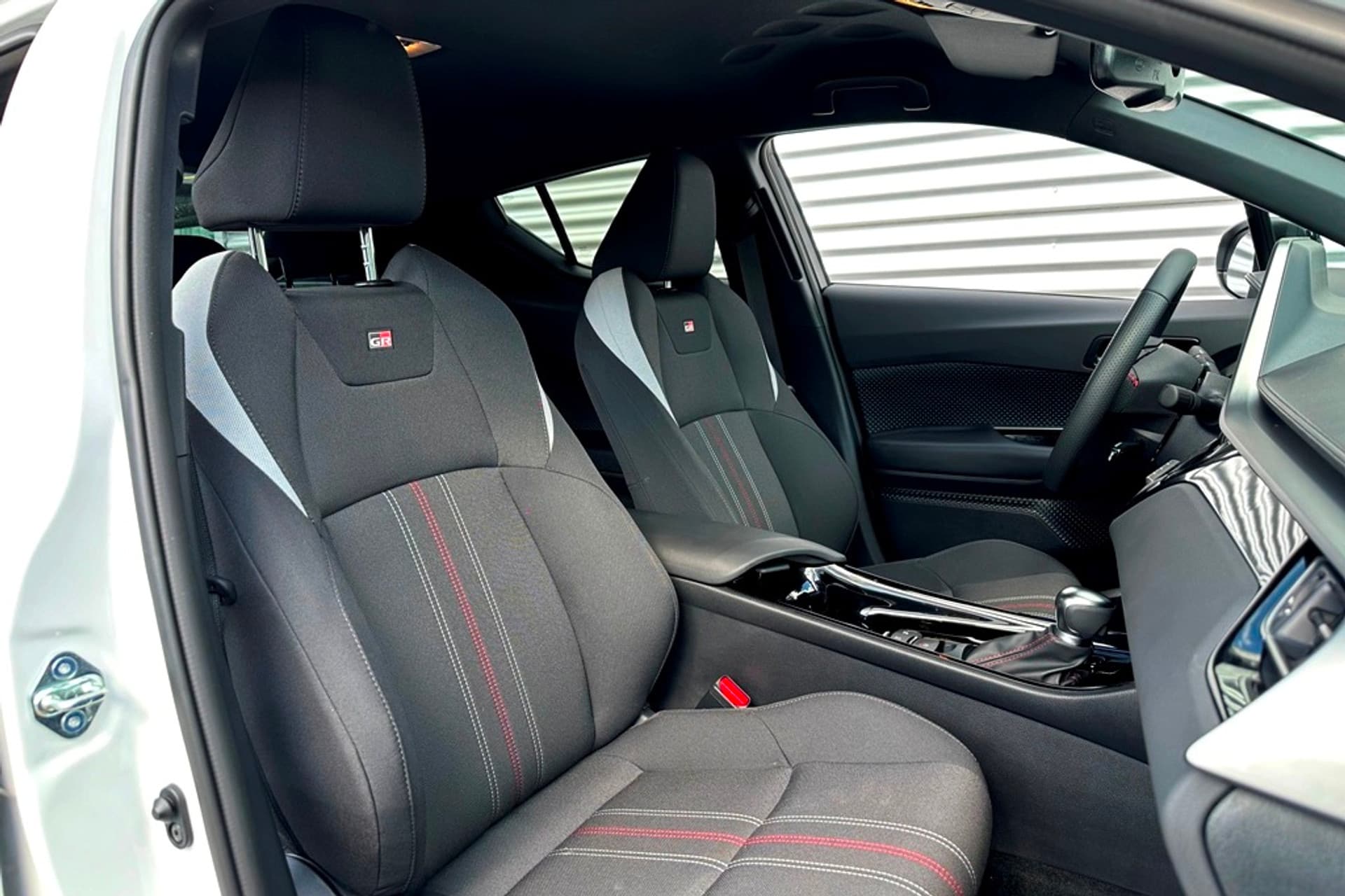 Toyota C-HR 1.8 Hybrid GR-Sport Bi-Tone 9.266 KM. thumbnail 14