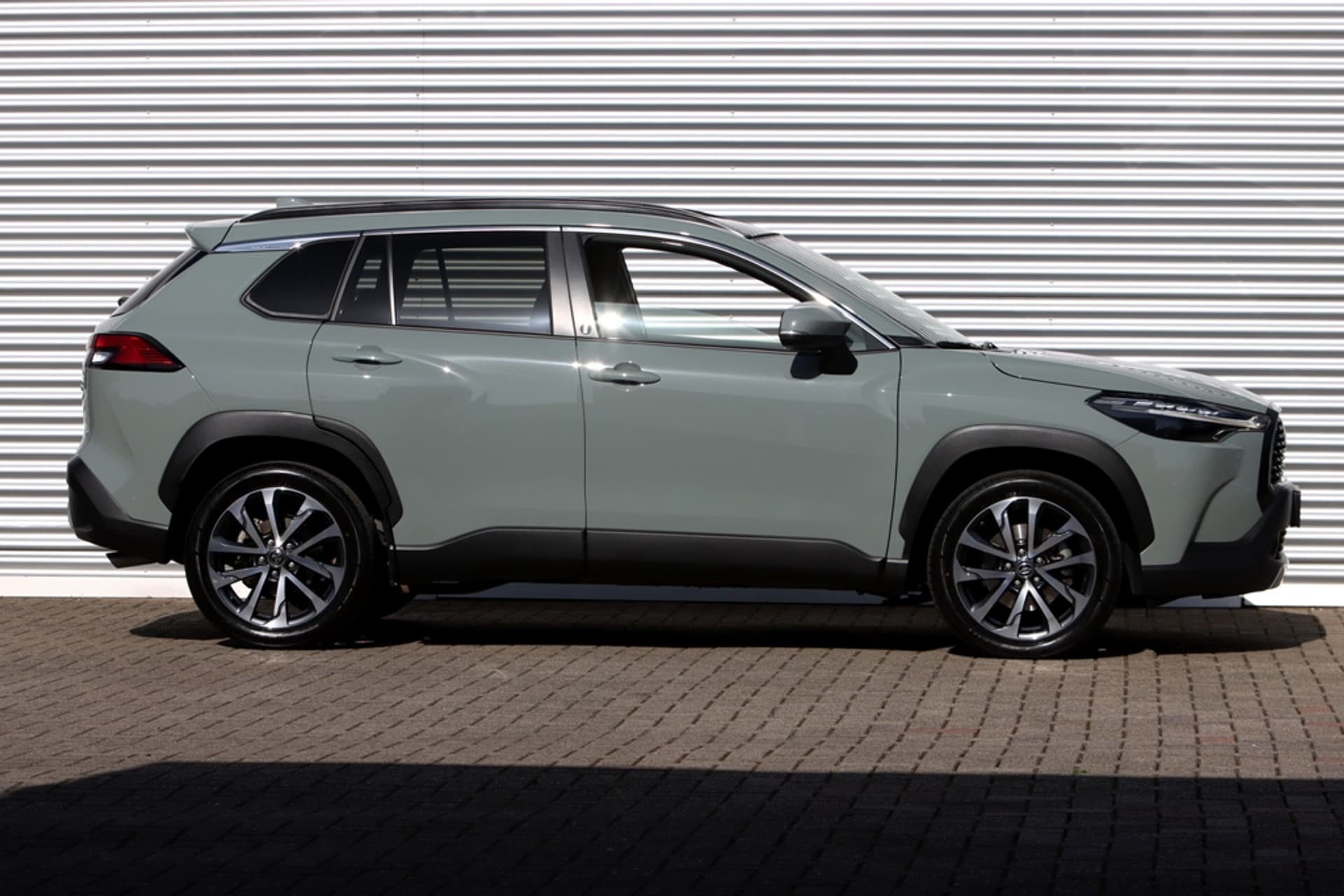 Toyota Corolla Cross Hybrid 200 Advent. / Pano / 4X4 thumbnail 3