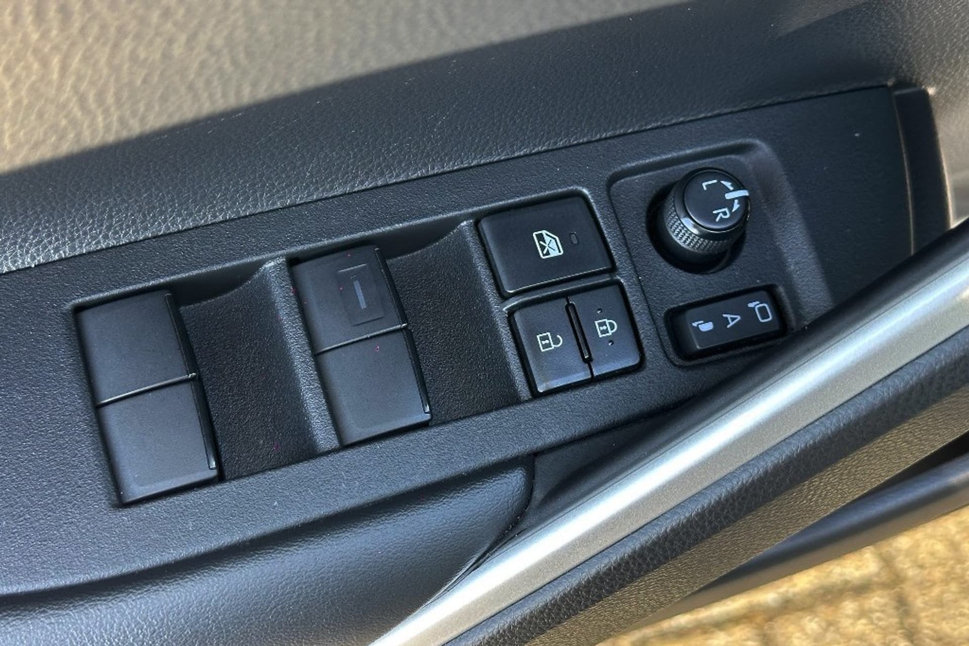 Toyota Corolla Cross Hybrid 200 Advent. / Pano / 4X4 thumbnail 30