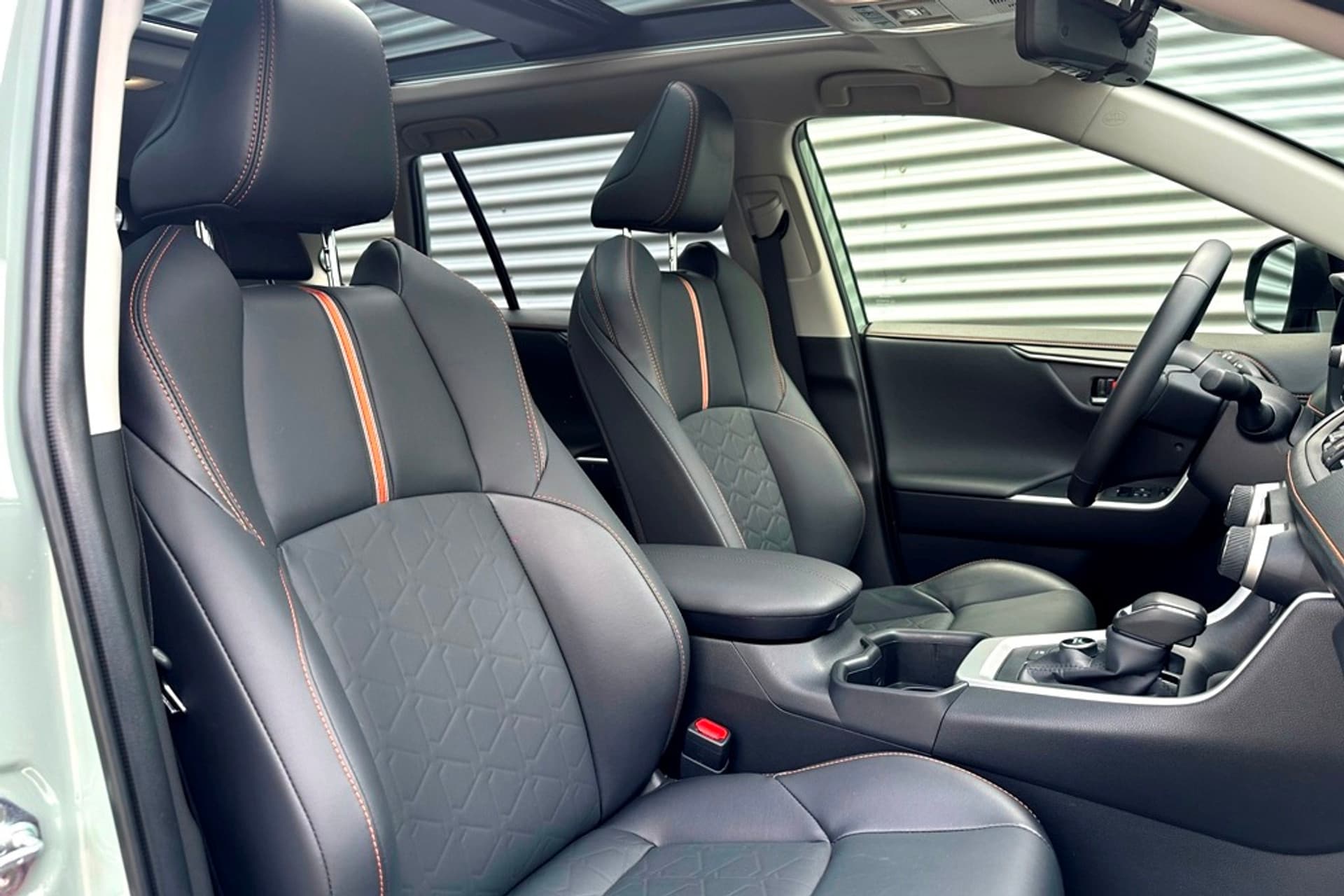 Toyota RAV4 2.5 Hybrid AWD Ulitmate Adventure Panoramad. thumbnail 14