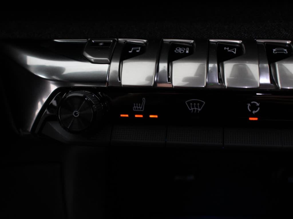 Peugeot 3008 1.6 Hybrid 225PK Allure Pack thumbnail 32