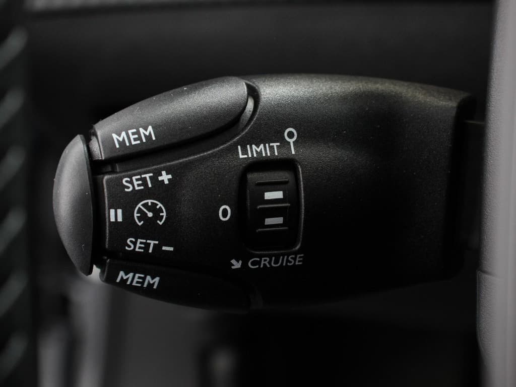 Peugeot 2008 1.2 Hybrid 136 pk Automaat Allure thumbnail 14