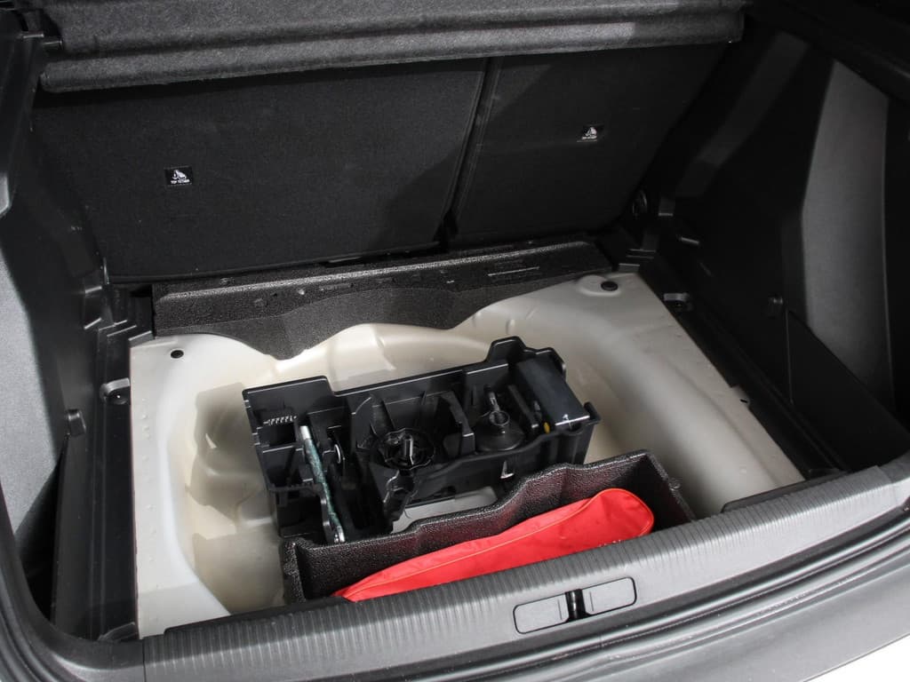 Peugeot 2008 1.2 Hybrid 136 pk Automaat Allure thumbnail 35