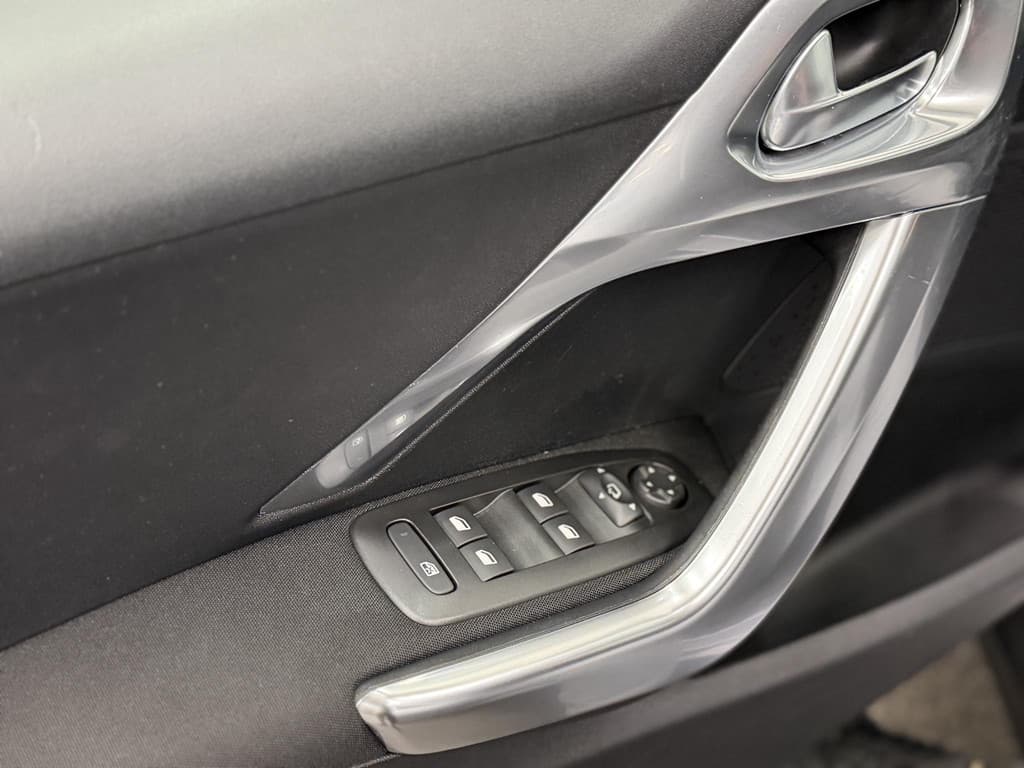 Peugeot 2008 1.2 PureTech Allure thumbnail 13